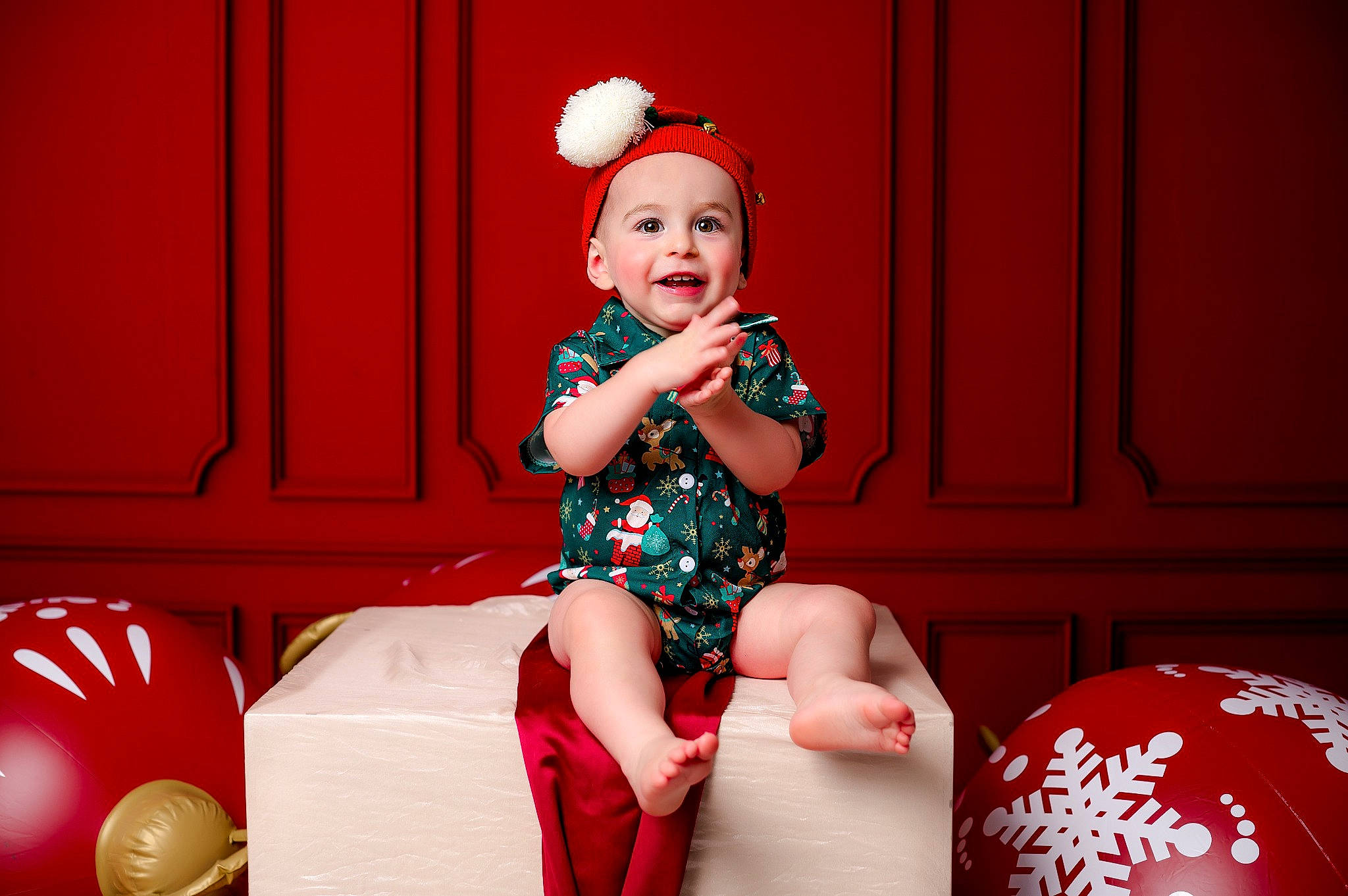 Zackary a rejoint le concours — aidez-le/la à gagner de superbes lots ! baby, baby_toddler_clothing, carmine, child, design, event, flash_photography, fun, happy, hat, headwear, human_leg, joy, knee, magenta, pattern, person, pink, red, sitting