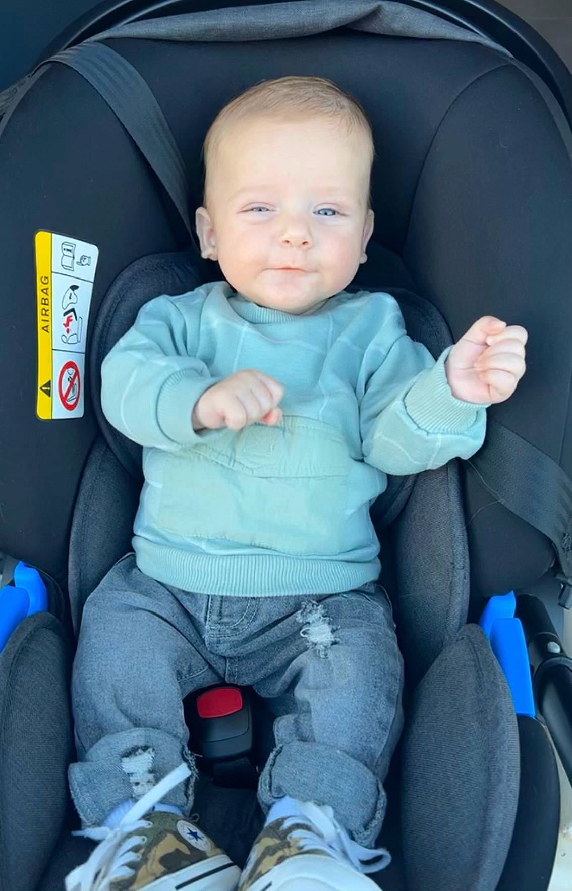 Ezio participe au concours pour gagner de l'argent avec cette photo : auto_part, automotive_design, azure, baby, baby_carriage, baby_in_car_seat, baby_products, baby_toddler_clothing, car_seat, car_seat_cover, child, comfort, electric_blue, finger, lap, person, sitting, smile, thumb, toddler