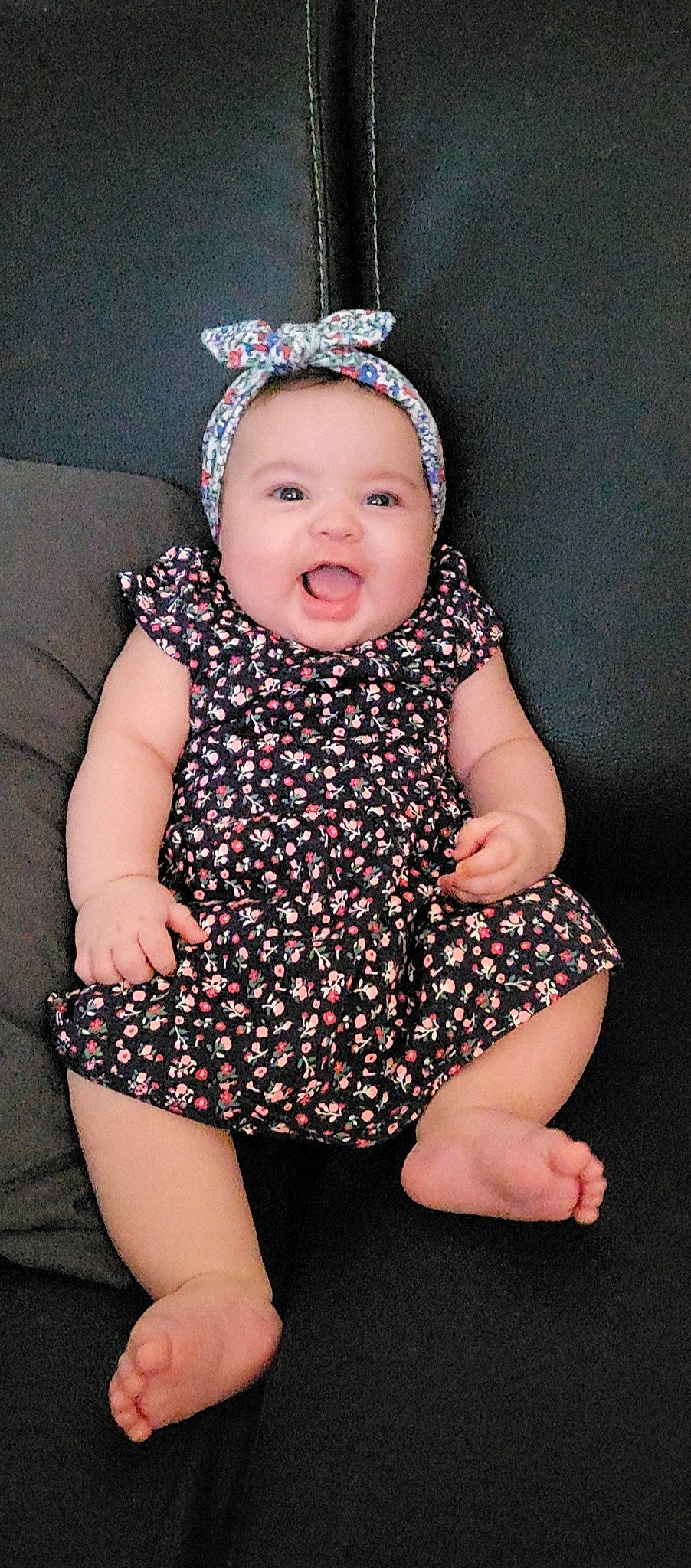 Lylia participe au concours pour gagner de l'argent avec cette photo : baby, baby_toddler_clothing, child, dress, eye, flash_photography, happy, head, headwear, human_body, iris, knee, leg, lip, nail, person, skin, sleeve, smile, thigh