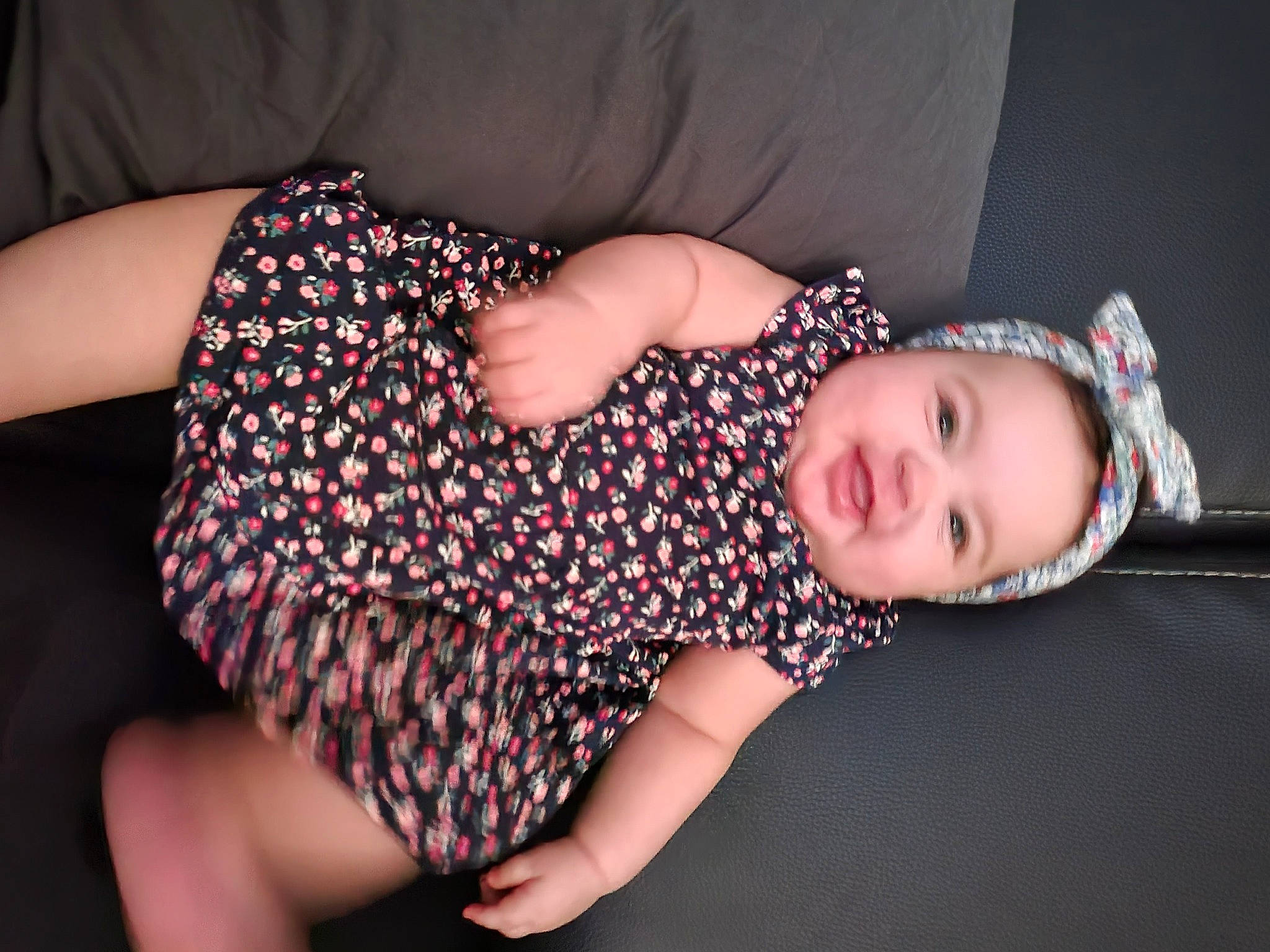 Lylia participe au concours pour gagner de l'argent avec cette photo : baby, baby_toddler_clothing, child, comfort, finger, flash_photography, fun, headwear, human_body, human_leg, joint, knee, mammal, pattern, person, shoulder, skin, sleeve, textile, thigh