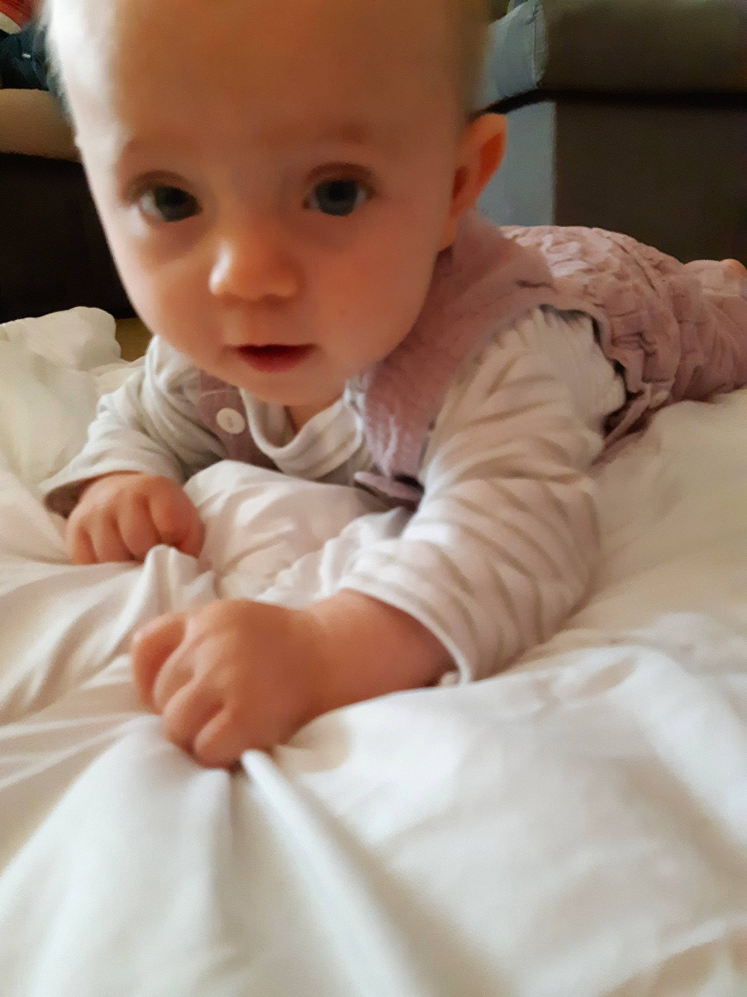 Chloé participe au concours pour gagner de l'argent avec cette photo : baby, baby_products, cheek, child, eye, face, finger, hand, head, mouth, nose, person, product, skin, toddler, tummy_time