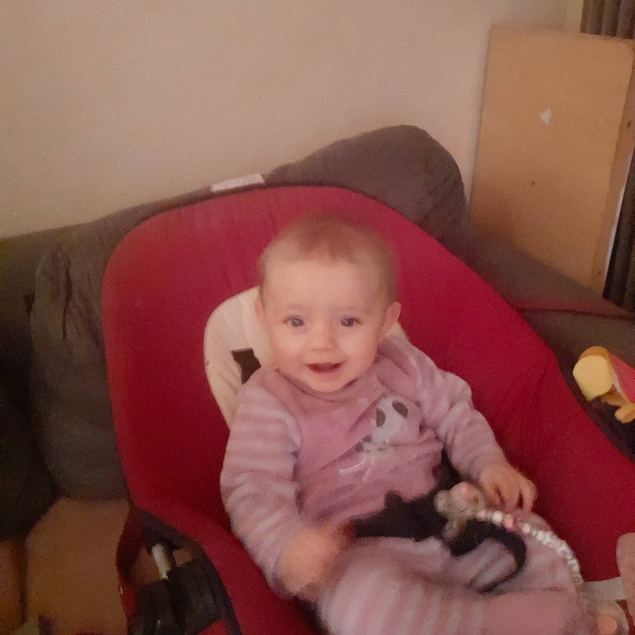 Chloé a rejoint le concours — aidez-le/la à gagner de superbes lots ! baby, child, comfort, mouth, person, product, skin, toddler