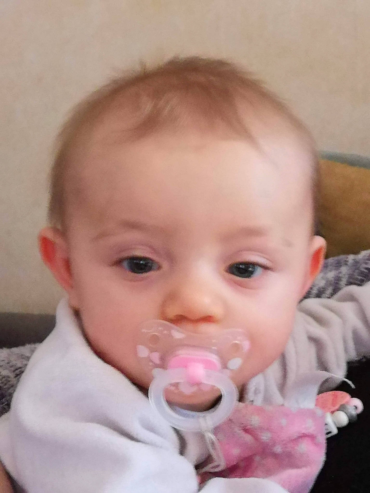 Chloé participe au concours pour gagner de l'argent avec cette photo : baby, baby_making_funny_faces, cheek, child, chin, face, head, lip, mouth, nose, person, skin, toddler