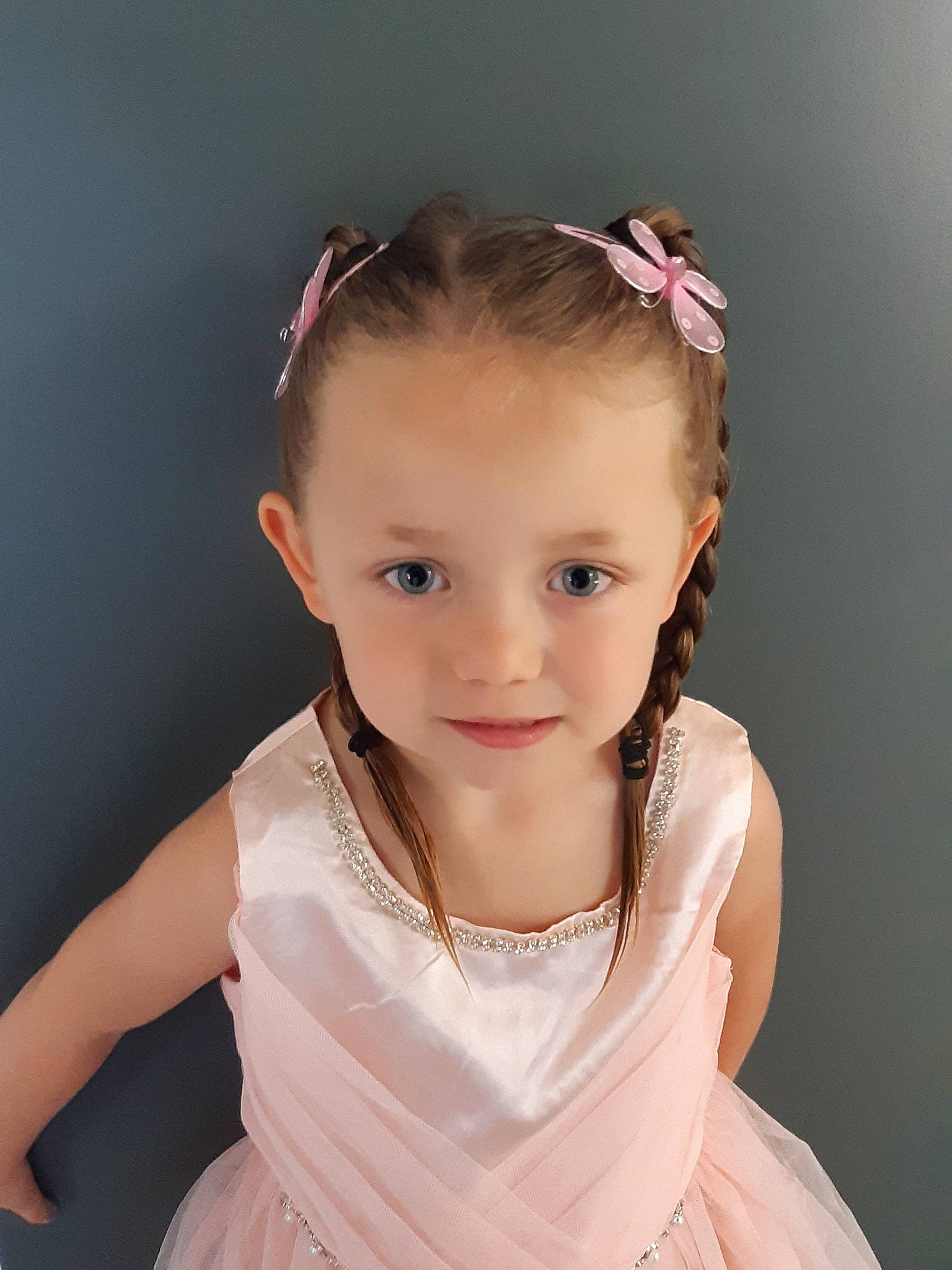 Wendy participe au concours pour gagner de l'argent avec cette photo : bridal_accessory, brown_hair, chignon, child, child_model, dress, ear, fashion_accessory, forehead, hair, hair_accessory, hairstyle, headband, headgear, headpiece, neck, person, pink, toddler