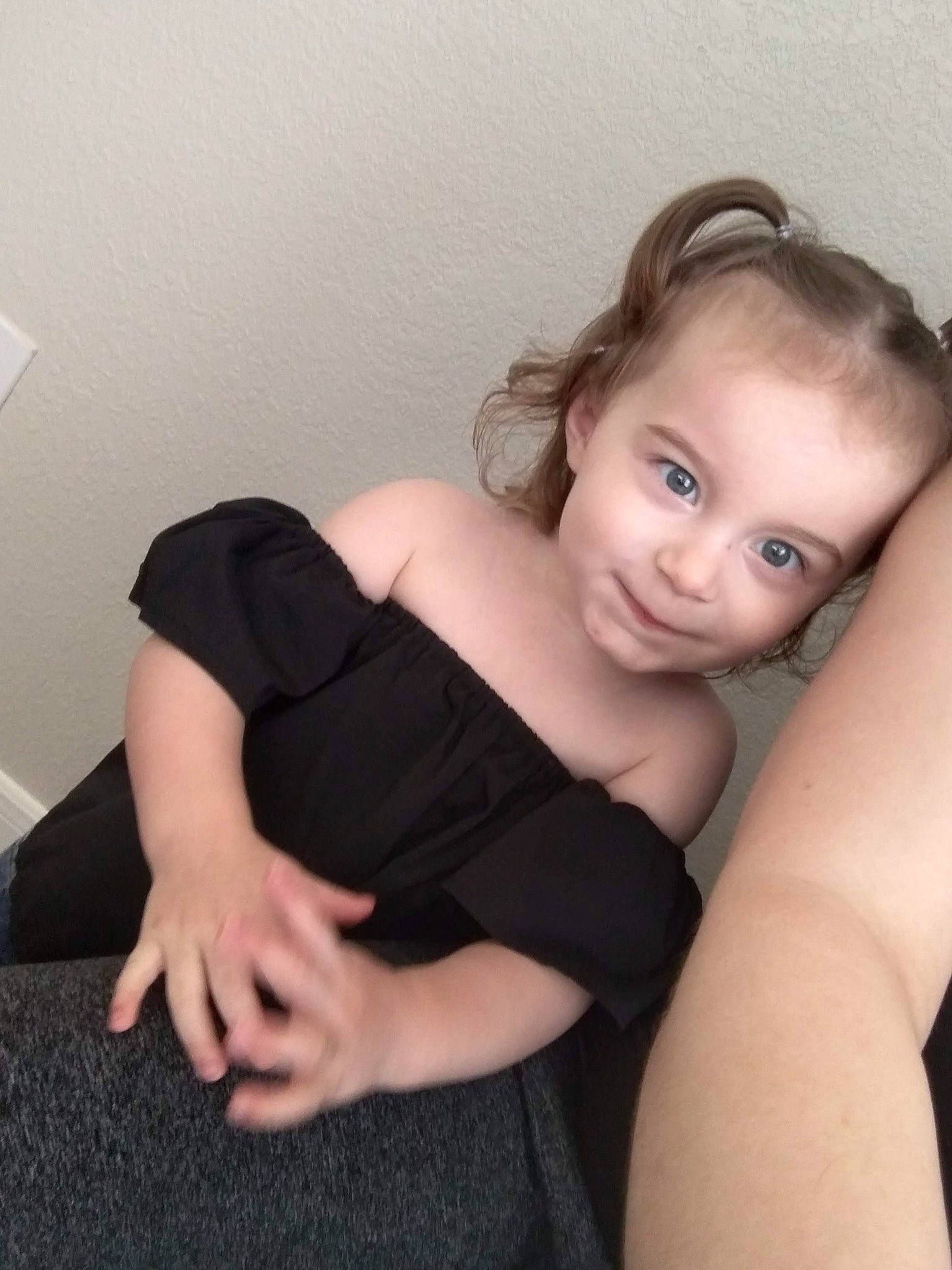 Willow is registered to the contest to win money with this photo: cheek, chest, comfort, elbow, eye, eyelash, flash_photography, gesture, happy, human_body, human_leg, joint, joy, knee, neck, person, shoulder, skin, sleeve, thigh