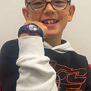 Pier a rejoint le concours — aidez-le/la à gagner de superbes lots ! black_and_white, boy, casual, child, closeup, cute, digital_watch, fashion, glasses, graphic_tee, happy, hoodie, indoor, person, portrait, short_hair, sitting, smiling, watch, young
