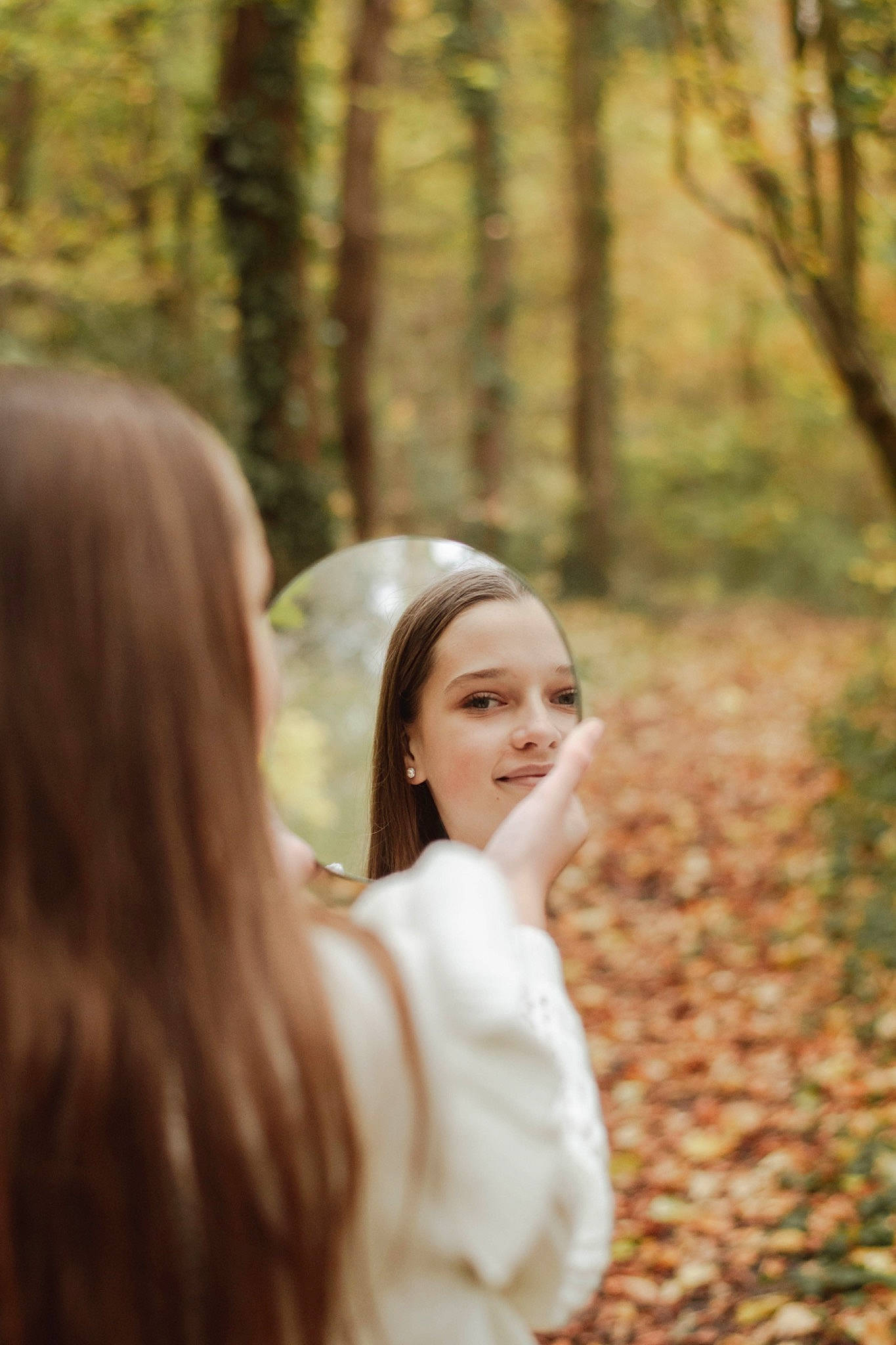 Emma a rejoint le concours — aidez-le/la à gagner de superbes lots ! brown_hair, child, flash_photography, forest, fun, gesture, grass, hair, happy, joy, long_hair, natural_landscape, people_in_nature, person, plant, portrait_photography, smile, sunlight, tree, trunk