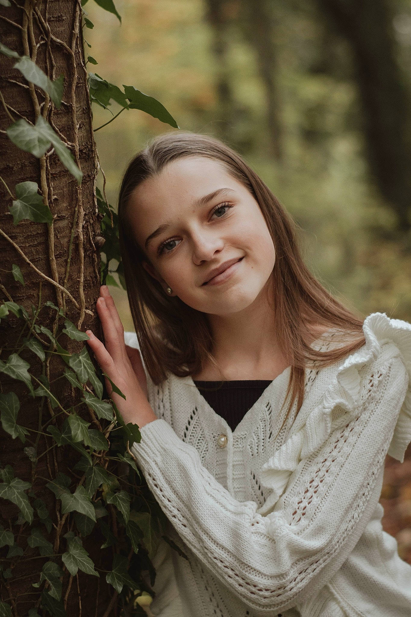 Emma a rejoint le concours — aidez-le/la à gagner de superbes lots ! beauty, botany, branch, brown_hair, fashion, flash_photography, forest, grass, hairstyle, happy, joy, leaf, lip, long_hair, people_in_nature, person, smile, sunlight, trunk, twig