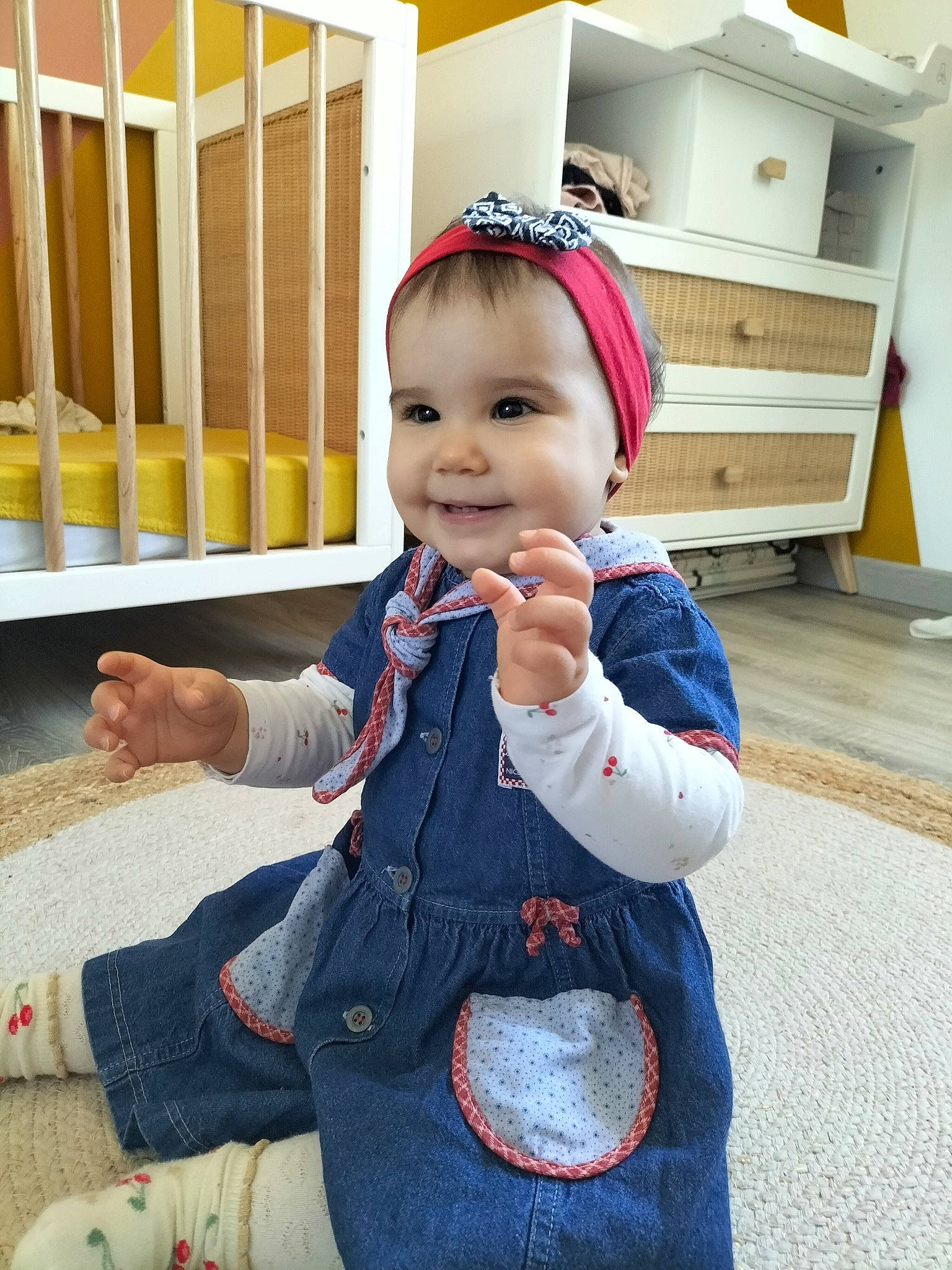 Alice a rejoint le concours — aidez-le/la à gagner de superbes lots ! baby, baby_toddler_clothing, child, denim, electric_blue, flooring, fun, happy, joy, leisure, nursery, people, person, room, skin, sleeve, smile, standing, toddler, travel