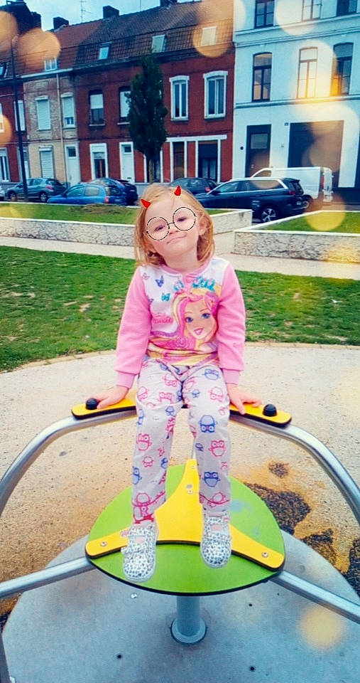 Lyla participe au concours pour gagner de l'argent avec cette photo : child, fun, leisure, person, play, playground, public_space, recreation, smile, toddler