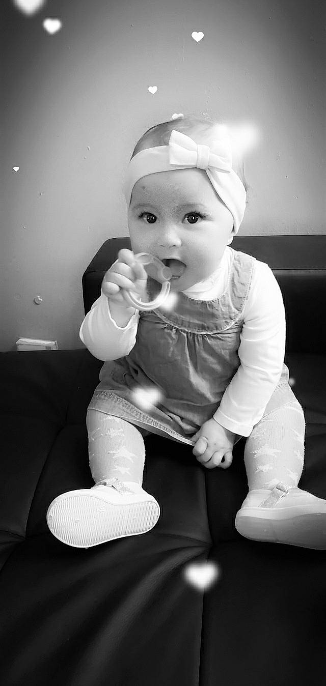 Shaïna participe au concours pour gagner de l'argent avec cette photo : baby, black, black_and_white, cheek, child, headgear, headwear, monochrome, monochrome_photography, person, photograph, photography, shoe, sitting, smile, snapshot, standing, stock_photography, style, surprise