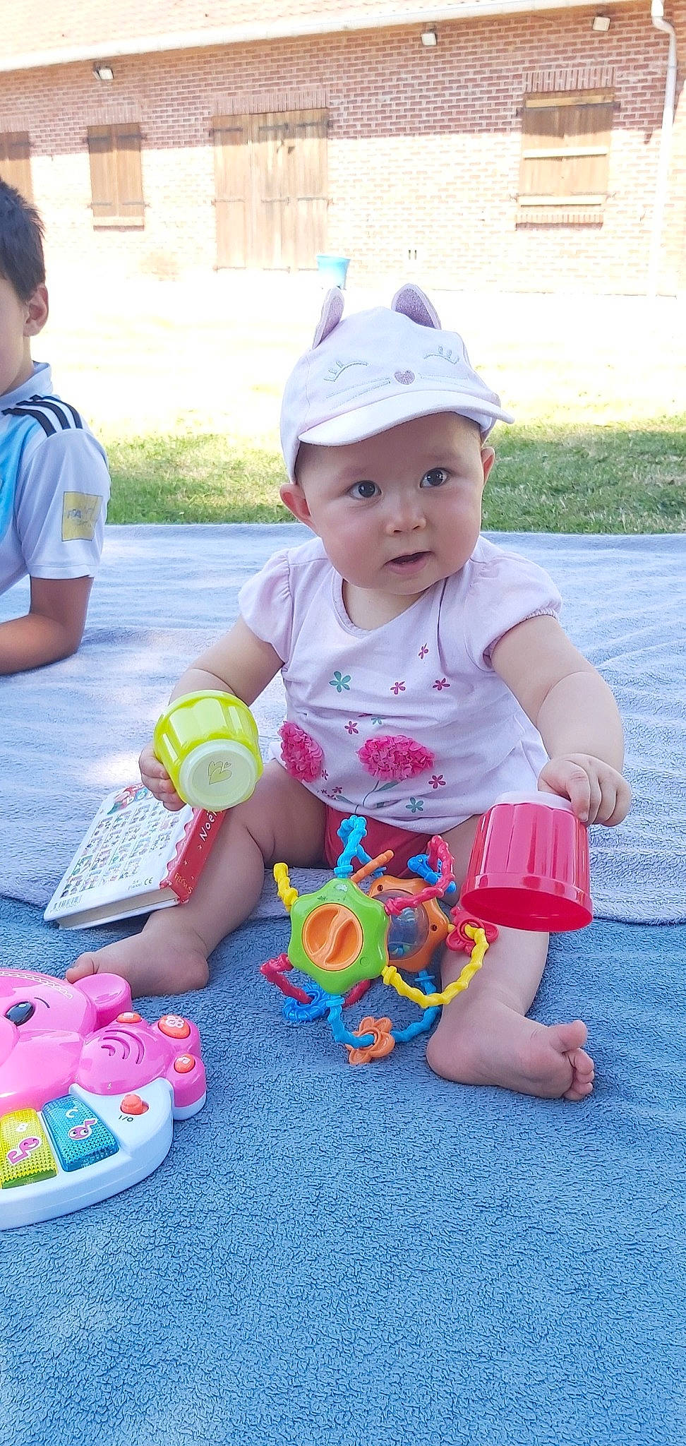 Shaïna a rejoint le concours — aidez-le/la à gagner de superbes lots ! baby, baby_toddler_clothing, child, headwear, person, play, toddler