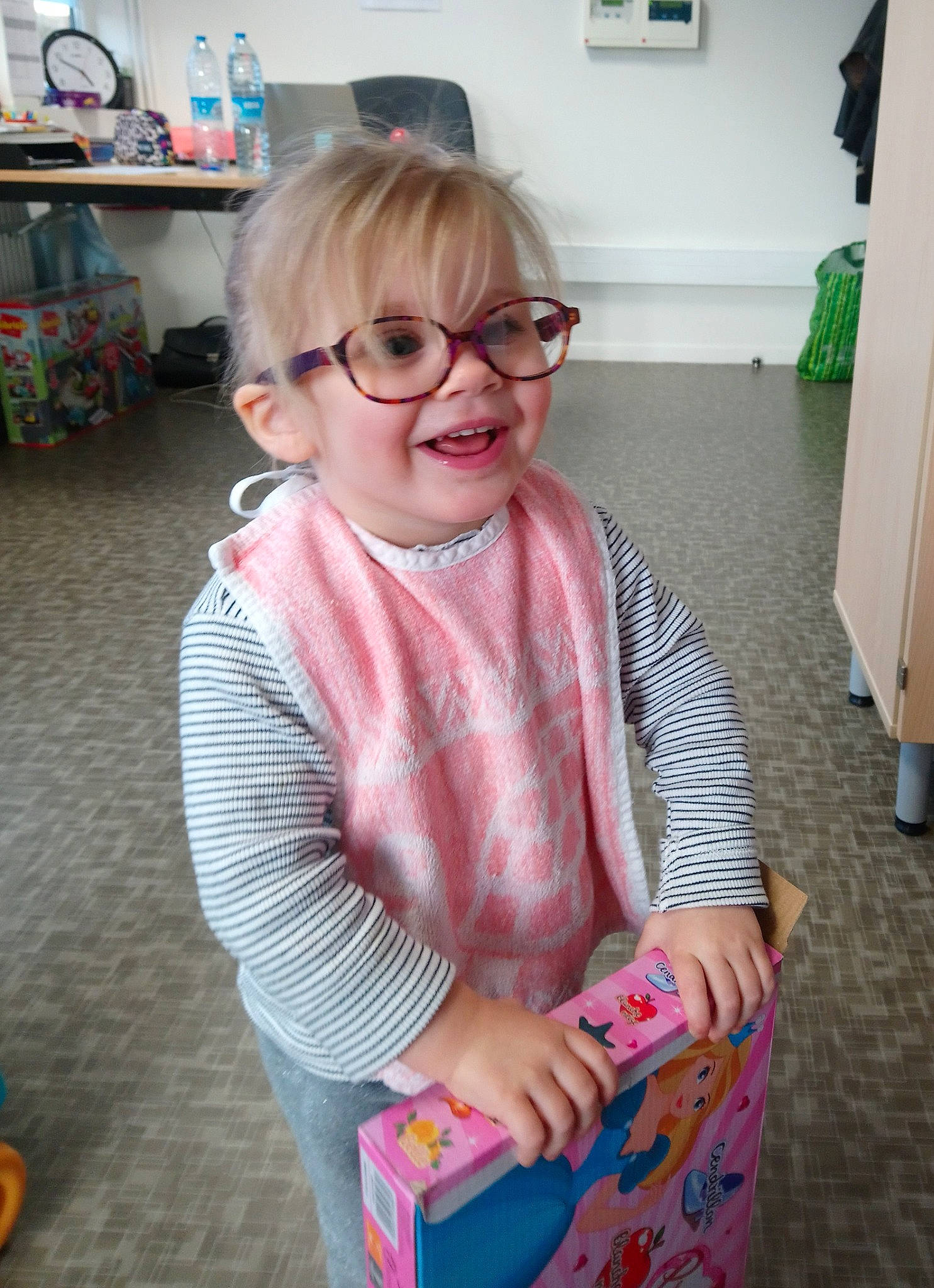 Leana a rejoint le concours — aidez-le/la à gagner de superbes lots ! chest_of_drawers, child, eyewear, fashion_accessory, flooring, fun, glasses, goggles, happy, joy, pattern, person, room, scarf, sitting, smile, sunglasses, toddler, vacation, vision_care