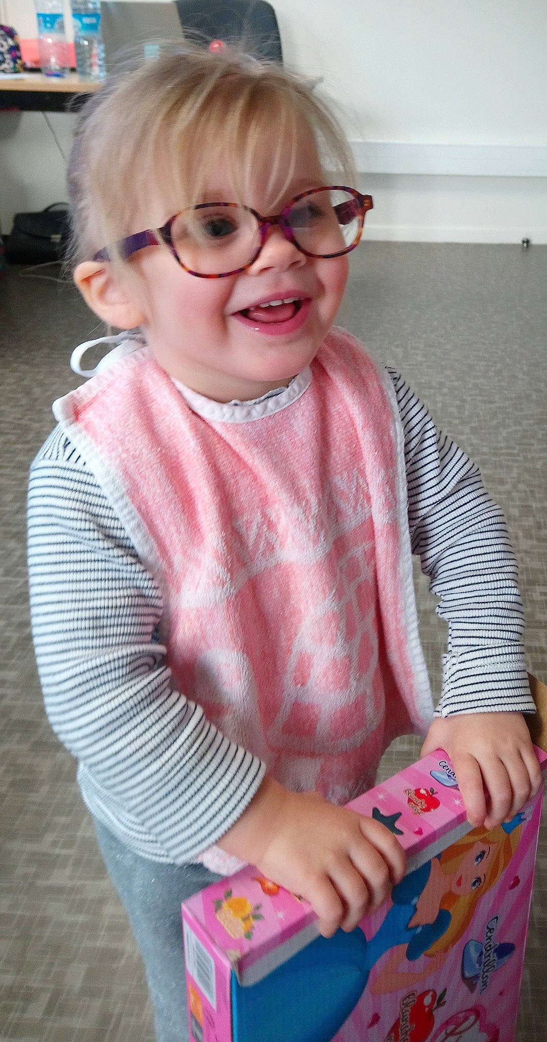 Leana participe au concours pour gagner de l'argent avec cette photo : arm, baby_toddler_clothing, beauty, cheek, eyewear, finger, glasses, hand, happy, joy, nose, organ, people, person, photograph, pink, product, skin, sleeve, smile