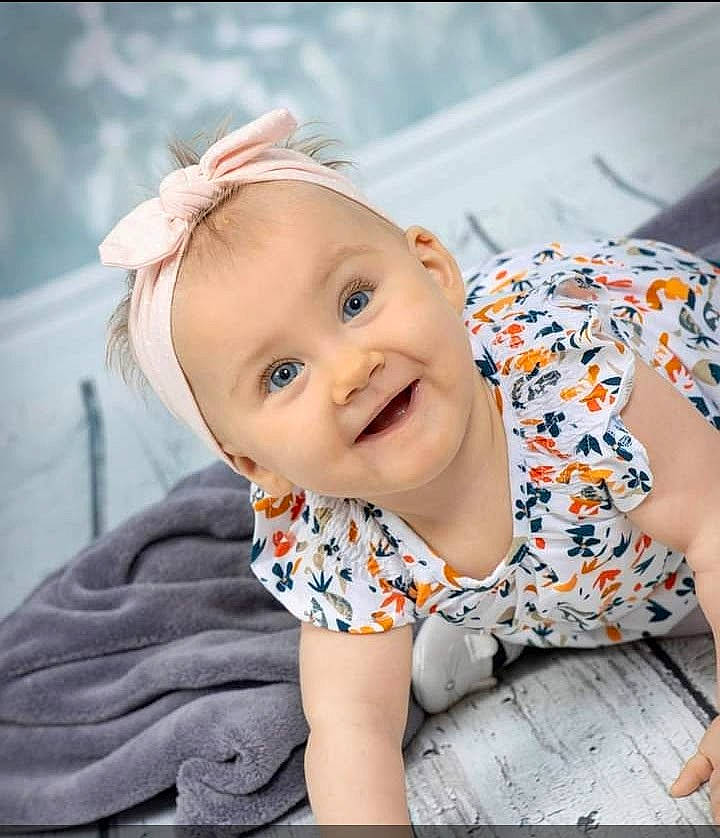 Leana a rejoint le concours — aidez-le/la à gagner de superbes lots ! baby, baby_toddler_clothing, cheek, child, eye, face, facial_expression, flash_photography, flooring, grass, happy, joy, pattern, person, plant, product, sitting, skin, sleeve, smile