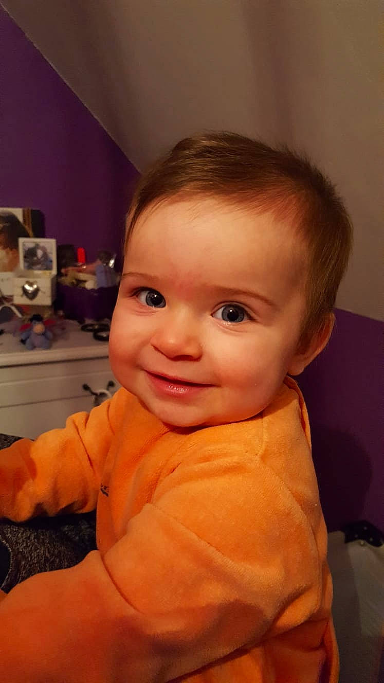 Angéline participe au concours pour gagner de l'argent avec cette photo : baby, brown_hair, cheek, child, chin, ear, eye, eyebrow, face, forehead, hair, head, iris, joy, lip, mouth, nose, person, skin, smile