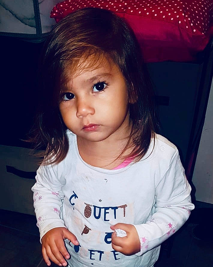 Kenya participe au concours pour gagner de l'argent avec cette photo : beauty, black_hair, cheek, child, child_model, cool, eye, face, forehead, hair, hairstyle, head, iris, lip, long_hair, person, pink, skin, smile, t_shirt