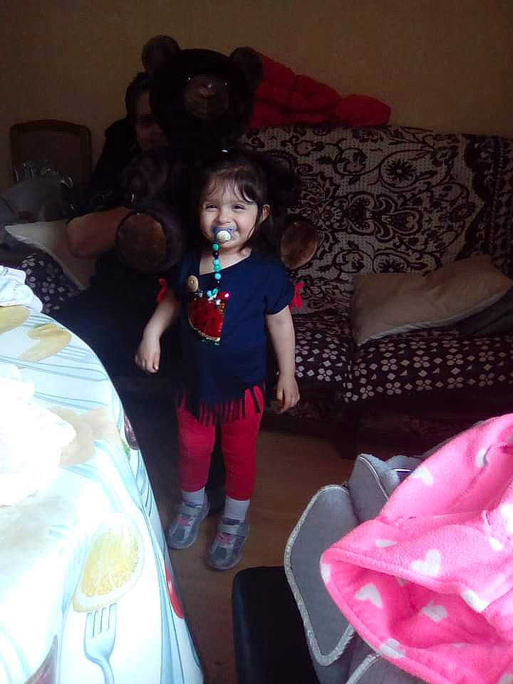 Mariana a rejoint le concours — aidez-le/la à gagner de superbes lots ! child, comfort, couch, event, fun, hairstyle, human_leg, joy, lap, linens, living_room, person, pillow, pink, room, shoe, sitting, smile, t_shirt, textile