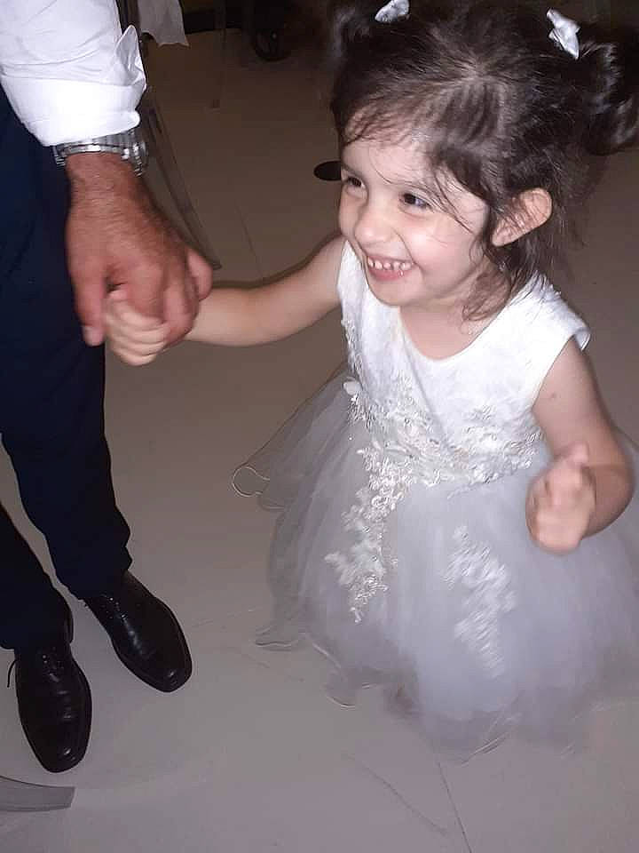 Mariana participe au concours pour gagner de l'argent avec cette photo : arm, bridal_accessory, bridal_clothing, dress, embellishment, event, finger, flash_photography, formal_wear, fun, gesture, hair, hairstyle, hand, happy, head, joy, person, skin, smile