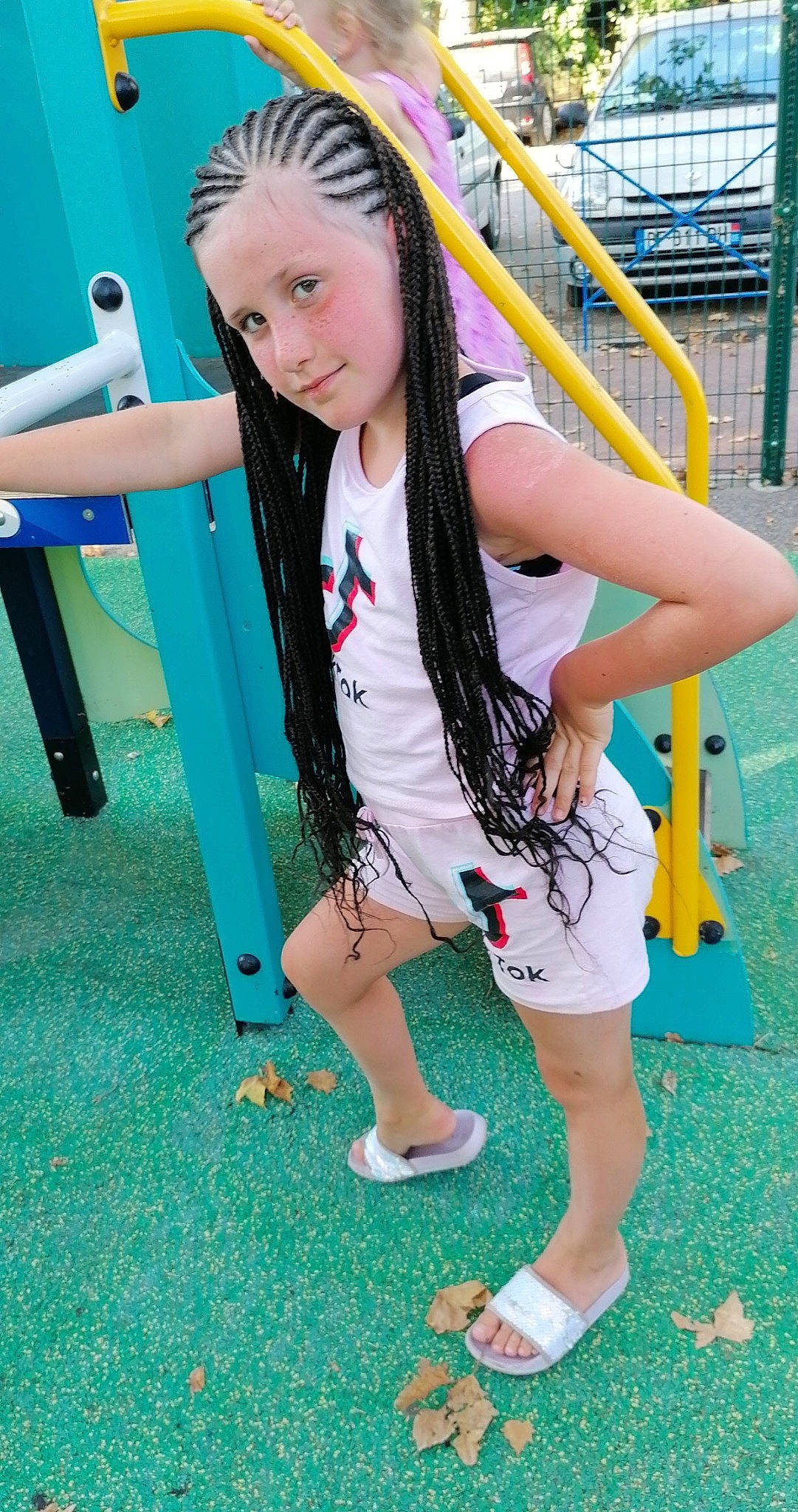 Luciana a rejoint le concours — aidez-le/la à gagner de superbes lots ! costume, fun, games, hairstyle, leisure, long_hair, person, playground, recreation, room, smile