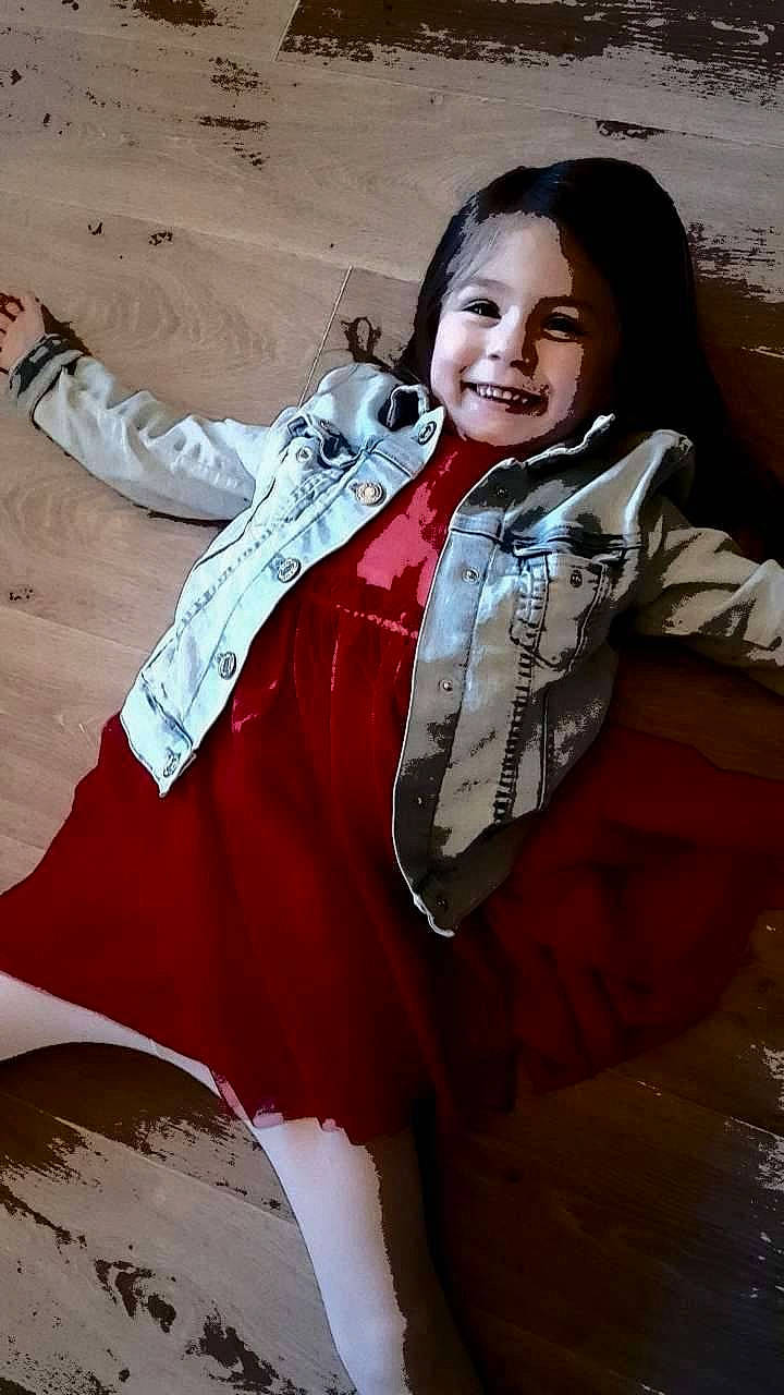 Iziana participe au concours pour gagner de l'argent avec cette photo : cool, fun, joy, leg, person, photo_shoot, smile