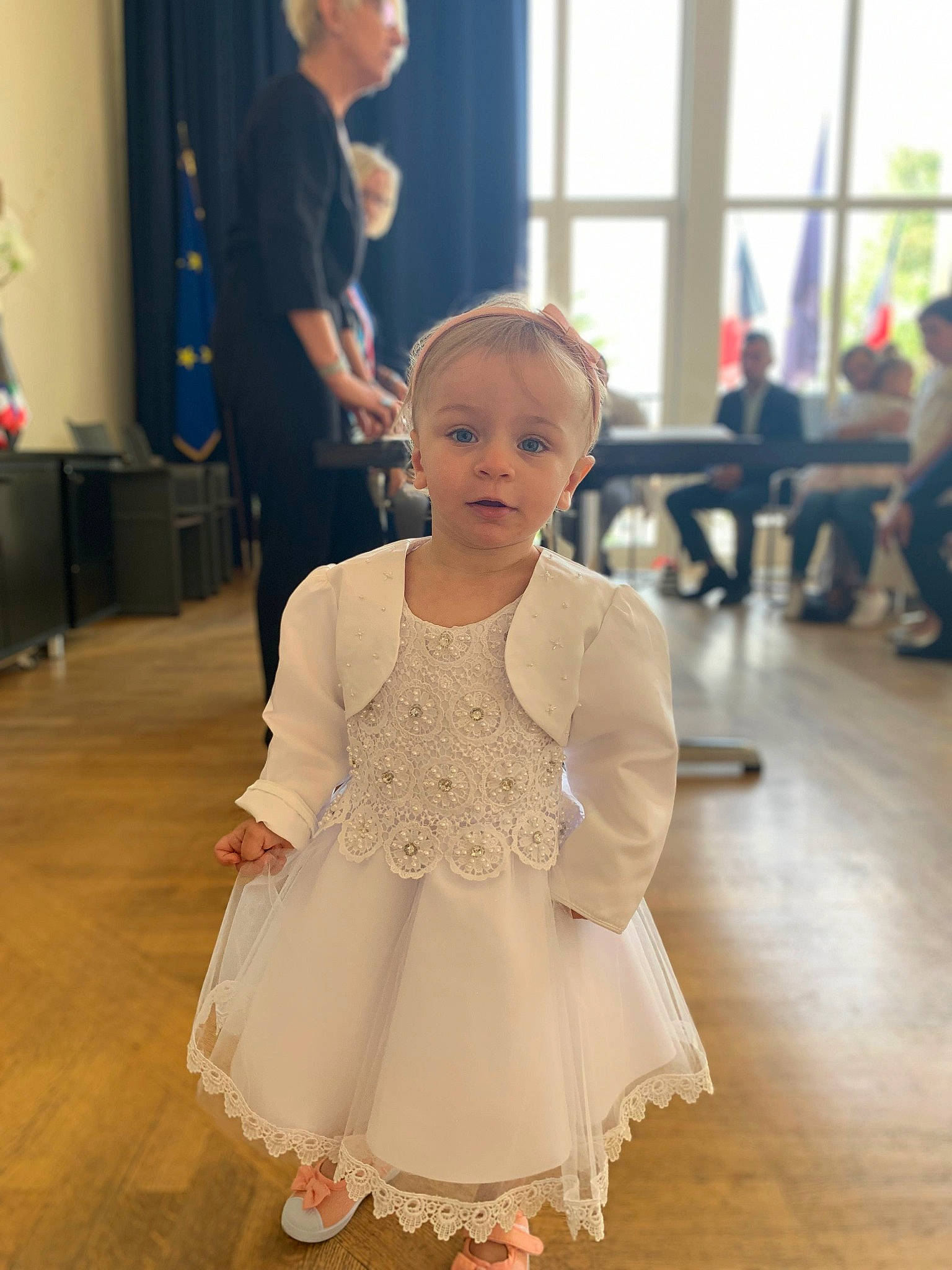 Thaina participe au concours pour gagner de l'argent avec cette photo : ceremony, child, dance, dress, event, fashion, fashion_design, floor, flooring, head, outerwear, person, skin, smile, snapshot, toddler