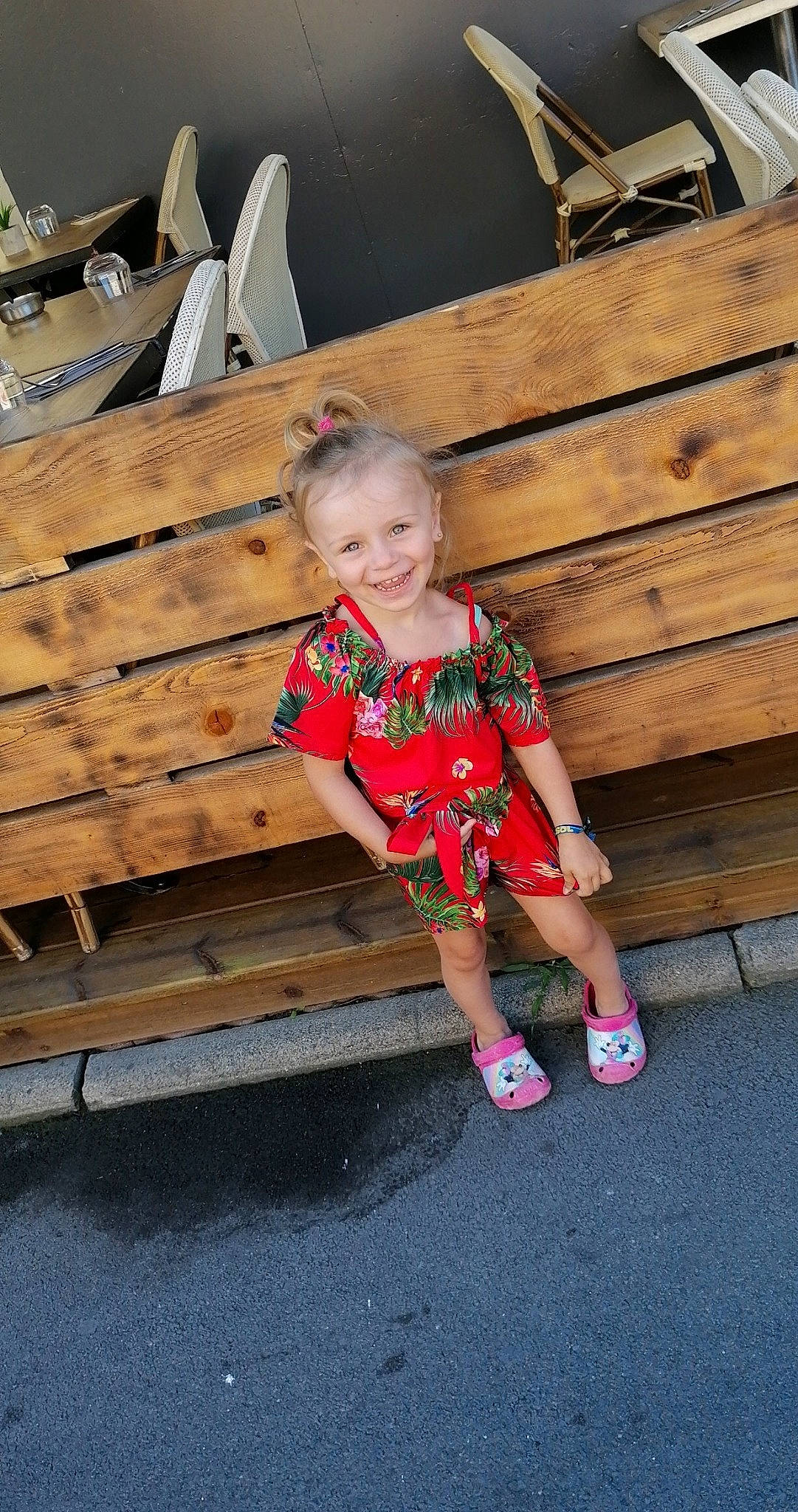 Thaina participe au concours pour gagner de l'argent avec cette photo : child, fun, joy, person, play, sitting, summer, toddler, vacation, wood