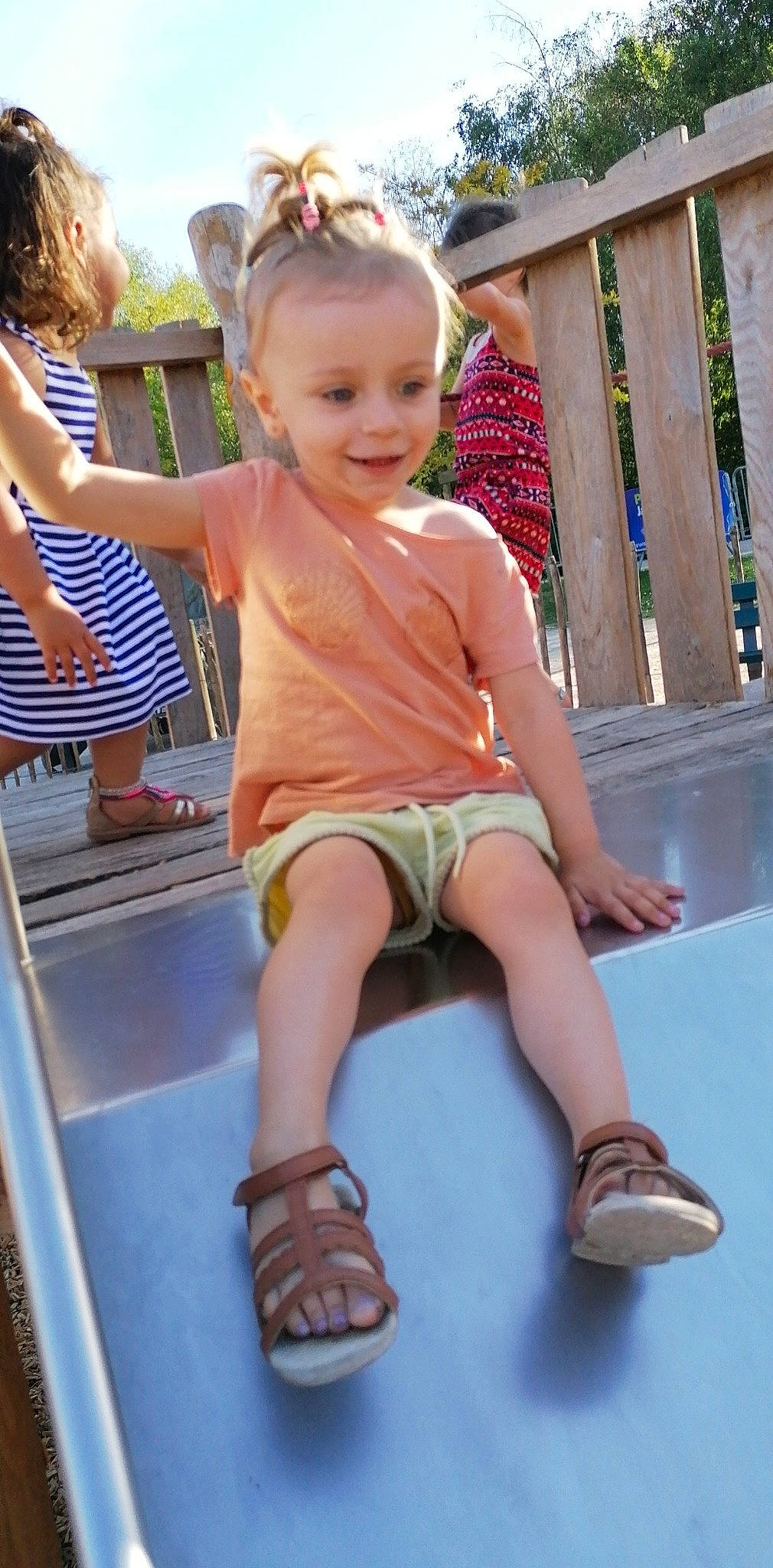 Thaina a rejoint le concours — aidez-le/la à gagner de superbes lots ! child, child_model, footwear, joy, leg, leisure, person, play, recreation, shoe, shorts, sitting, smile, summer, toddler, vacation