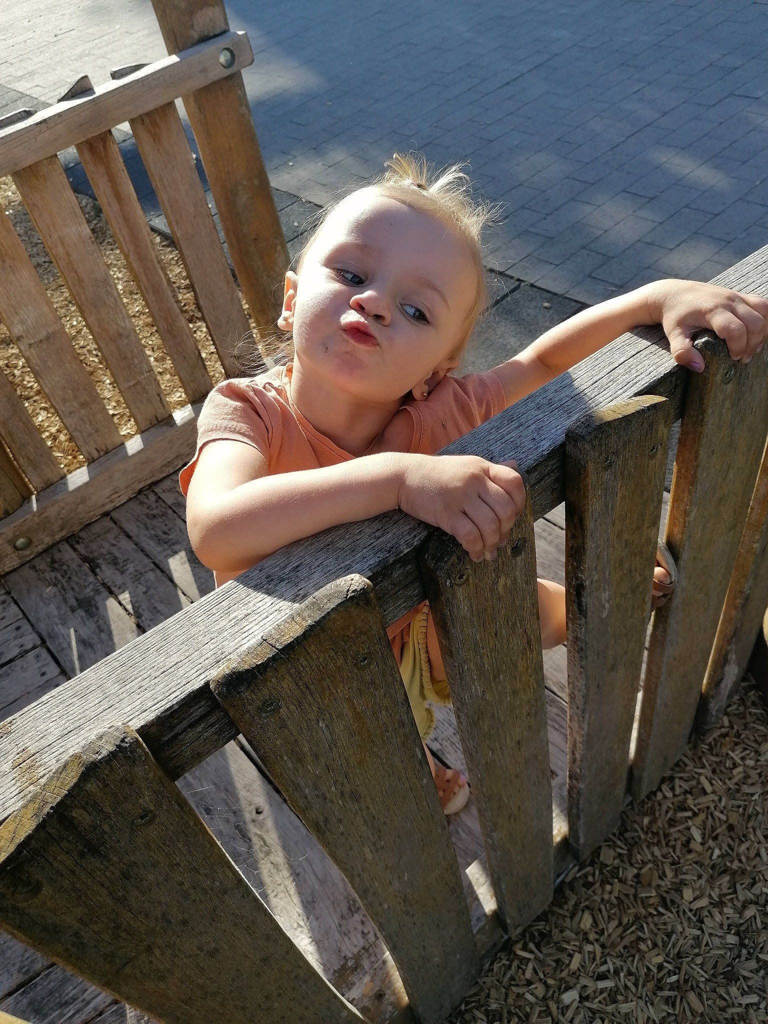 Thaina a rejoint le concours — aidez-le/la à gagner de superbes lots ! beauty, blond, child, hair, leg, leisure, model, person, photo_shoot, photography, sitting, tree, vacation, wood