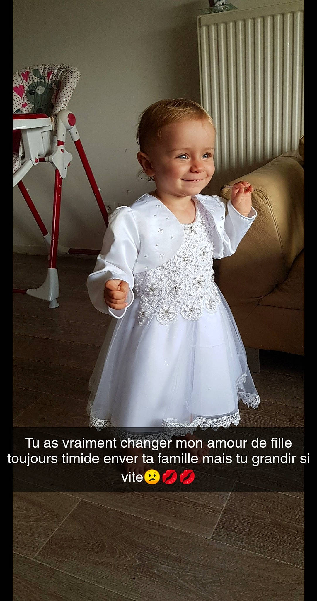 Thaina a rejoint le concours — aidez-le/la à gagner de superbes lots ! baby_toddler_clothing, bridal_party_dress, child, child_model, clothing, dress, formal_wear, gown, joy, pattern, person, photo_caption, photography, smile, toddler, white