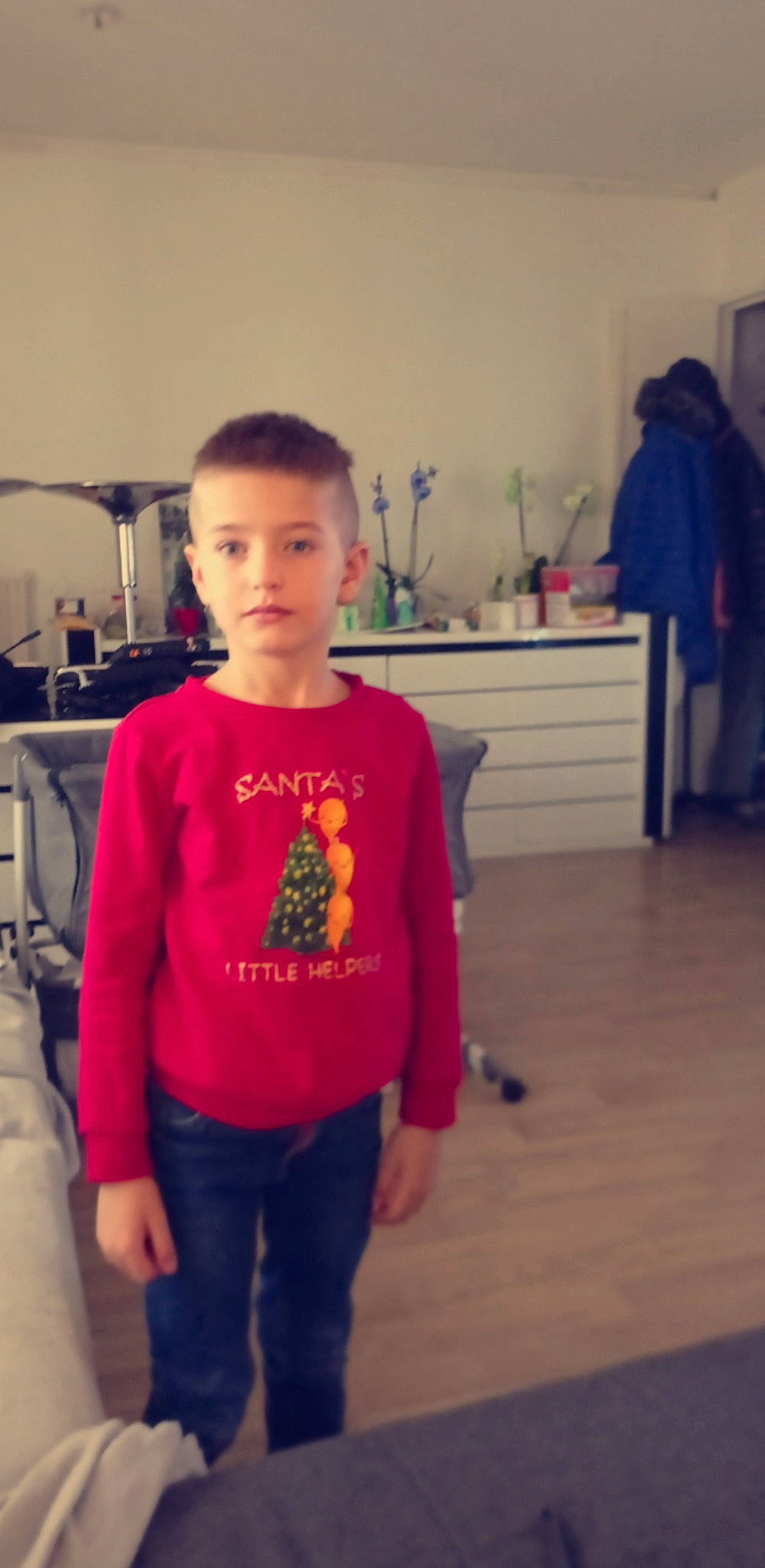 Aron a rejoint le concours — aidez-le/la à gagner de superbes lots ! cabinetry, chair, child, countertop, electric_blue, fashion_design, flooring, fun, happy, hardwood, jeans, joint, neck, person, shoulder, sleeve, sportswear, t_shirt, trunk, waist