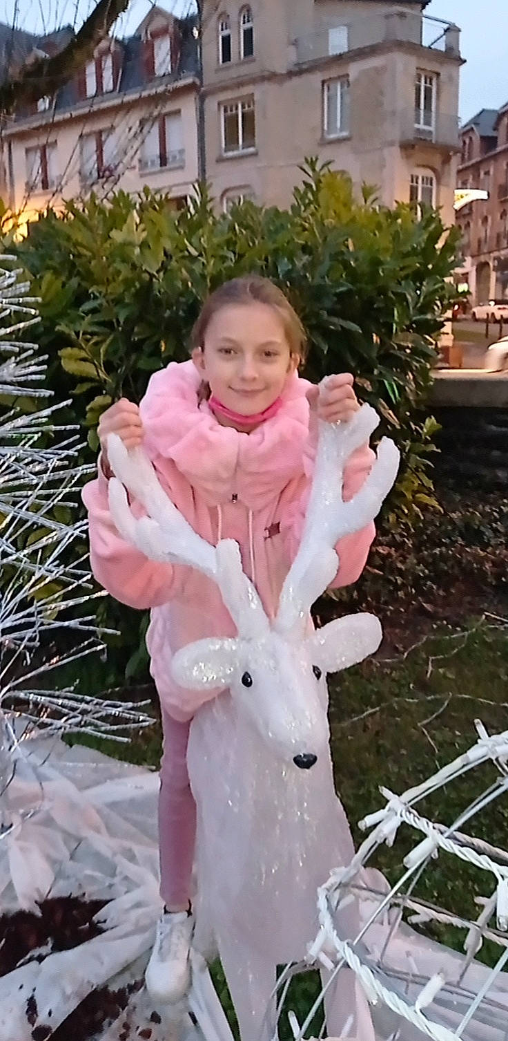 Shannen participe au concours pour gagner de l'argent avec cette photo : beauty, event, freezing, fur, fur_clothing, glove, grass, happy, jacket, joy, outerwear, person, photograph, pink, plant, scarf, sleeve, smile, snow, white