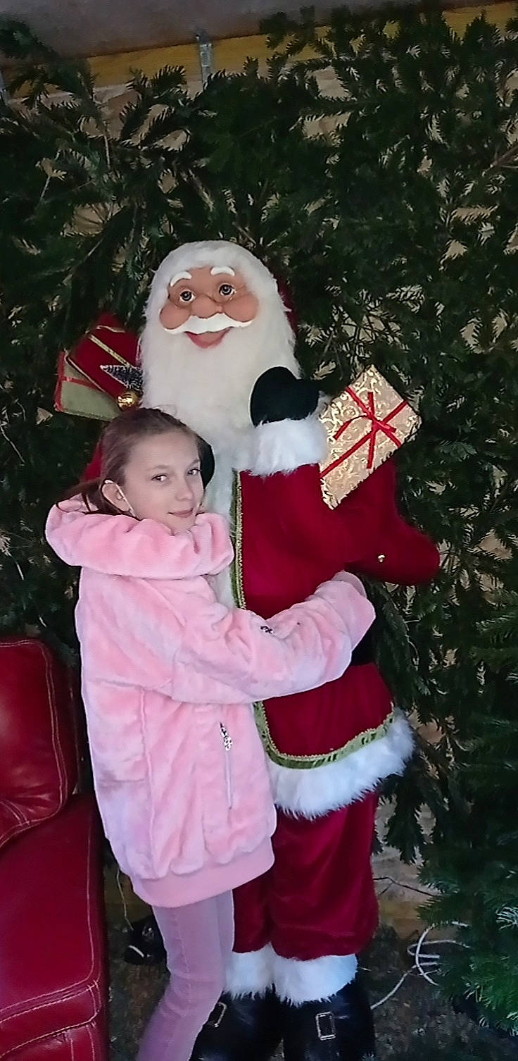 Shannen a rejoint le concours — aidez-le/la à gagner de superbes lots ! beard, child, christmas, christmas_decoration, christmas_ornament, event, fictional_character, fun, happy, hat, head, holiday, holiday_ornament, human_body, joy, lap, ornament, person, pink, santa_claus