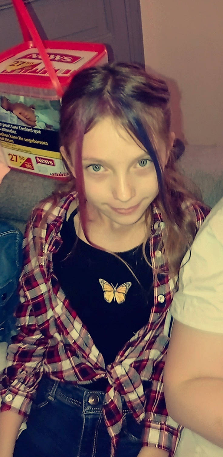 Shannen a rejoint le concours — aidez-le/la à gagner de superbes lots ! arm, chest, cool, eyebrow, eyelash, eyewear, finger, happy, iris, jaw, joy, lip, mouth, neck, person, shoulder, sleeve, smile, t_shirt, tartan