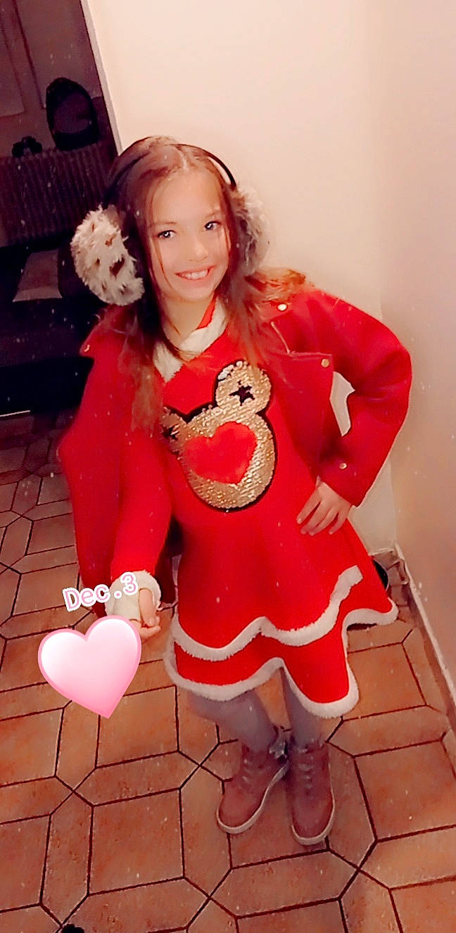 Peyson participe au concours pour gagner de l'argent avec cette photo : brown_hair, face, fashion_design, fur_clothing, glove, hair, happy, head, human_leg, jewellery, joy, long_hair, person, pink, red, shoe, skin, sleeve, smile, textile