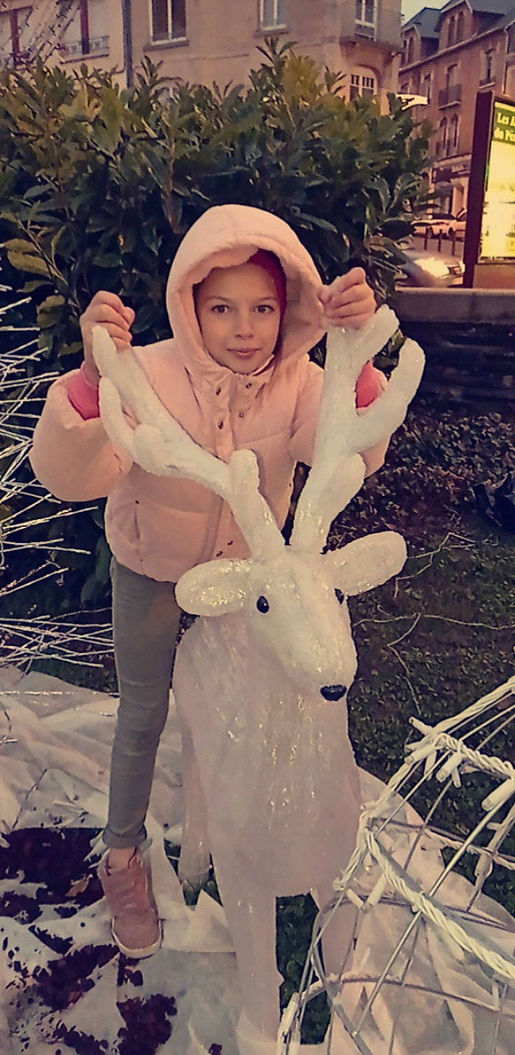 Peyson a rejoint le concours — aidez-le/la à gagner de superbes lots ! child, cool, event, fashion_design, flash_photography, freezing, fun, fur, gesture, glove, grass, hand, happy, headwear, joy, people_in_nature, person, sleeve, snow, street_fashion