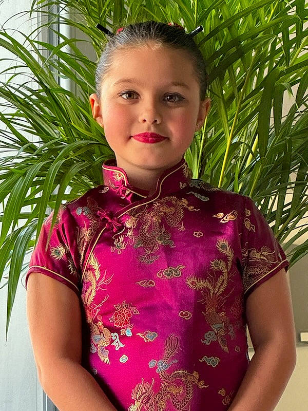 Zoé a rejoint le concours — aidez-le/la à gagner de superbes lots ! abdomen, arecales, botany, chest, chin, event, grass, hairstyle, jewellery, joy, leaf, magenta, neck, people_in_nature, person, plant, shoulder, sleeve, summer, terrestrial_plant