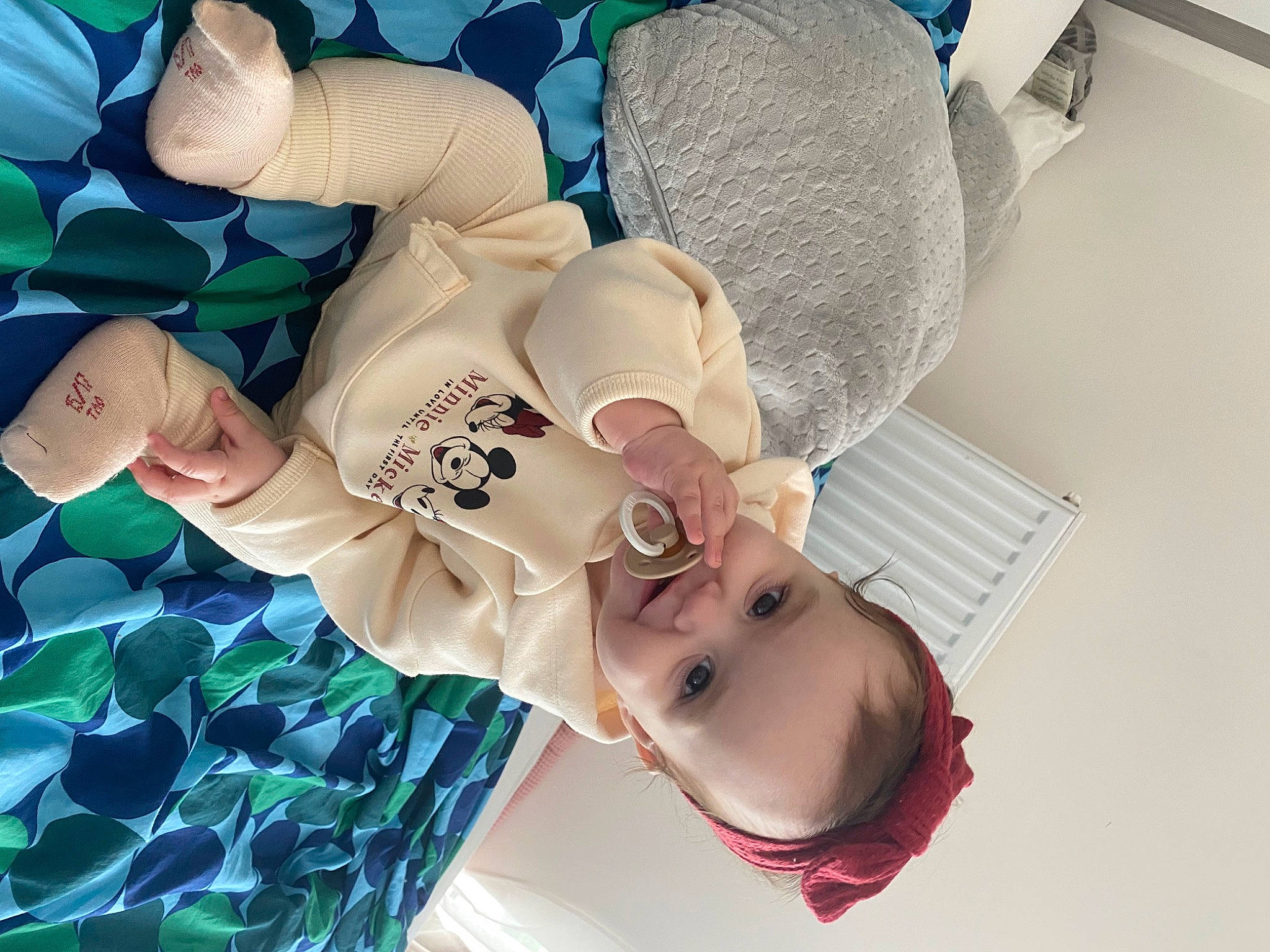 Kamila a rejoint le concours — aidez-le/la à gagner de superbes lots ! art, baby, child, comfort, electric_blue, eyewear, fashion_accessory, fun, gesture, happy, hat, leisure, linens, nail, pattern, person, petal, room, sunglasses, textile