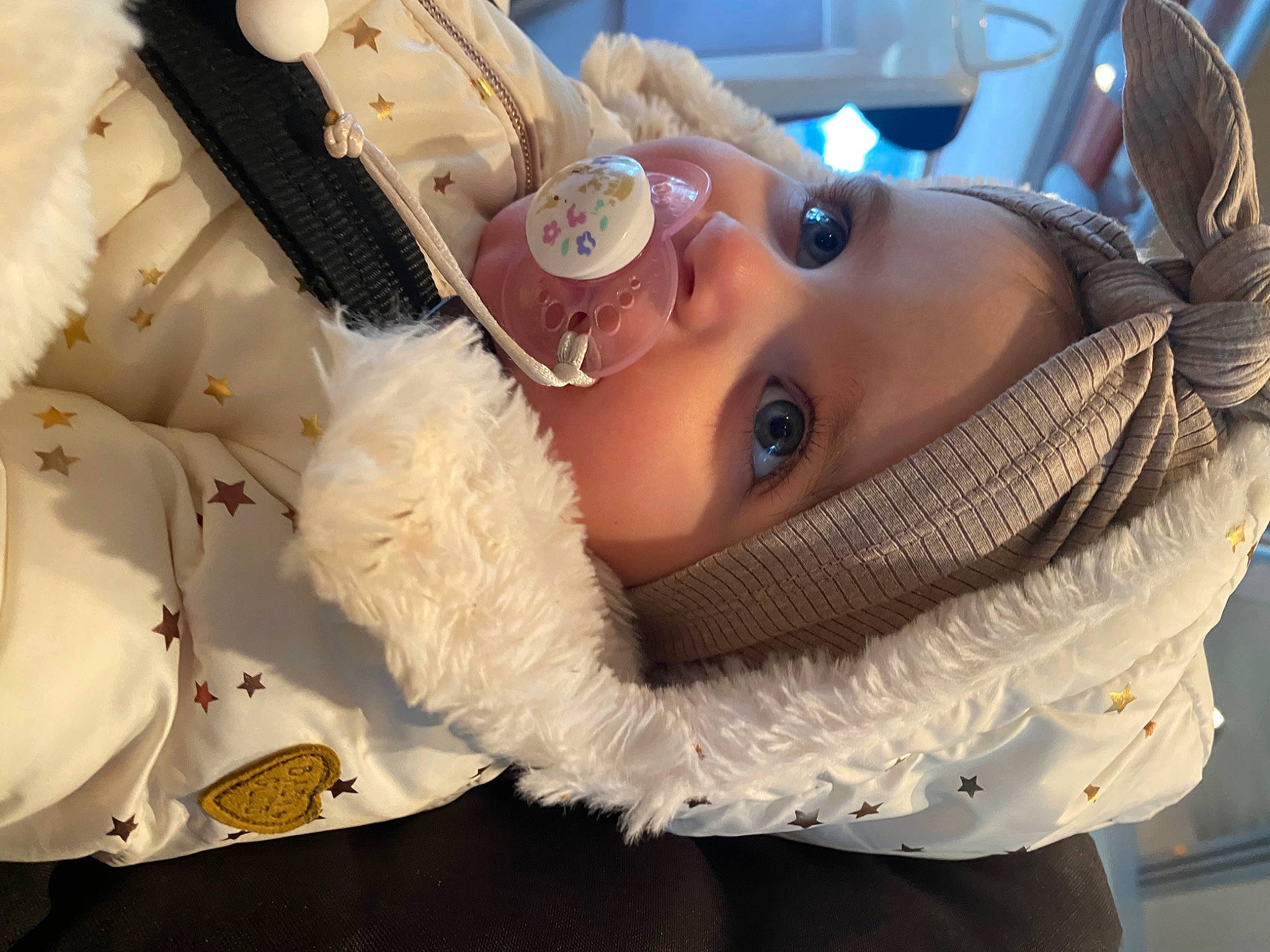 Thélïa a rejoint le concours — aidez-le/la à gagner de superbes lots ! audio_equipment, baby, beard, child, eyelash, eyewear, fashion_accessory, fur, goggles, hat, headwear, helmet, nose, person, personal_protective_equipment, selfie, skin, sunglasses, toddler, tree