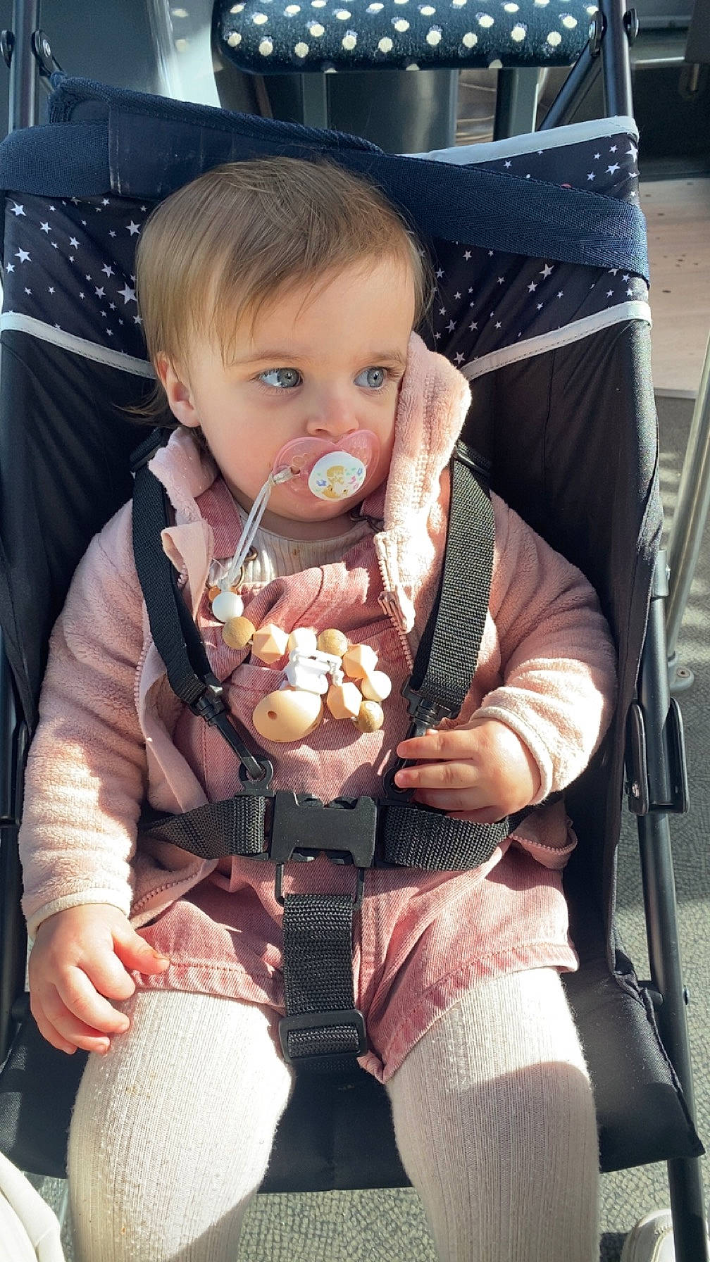 Thélïa a rejoint le concours — aidez-le/la à gagner de superbes lots ! baby, baby_carriage, baby_products, baby_toddler_clothing, cake, car_seat, chair, cheek, child, comfort, comfort_food, food, fun, lap, person, sitting, sleeve, toddler