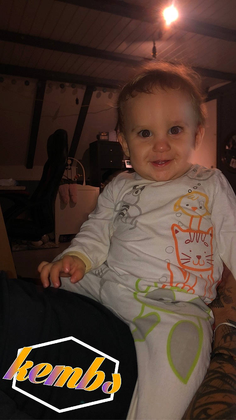 Thaïs a rejoint le concours — aidez-le/la à gagner de superbes lots ! baby, baby_products, baby_toddler_clothing, chair, cheek, child, fun, happy, joy, logo, person, room, sitting, sleeve, smile, t_shirt, toddler