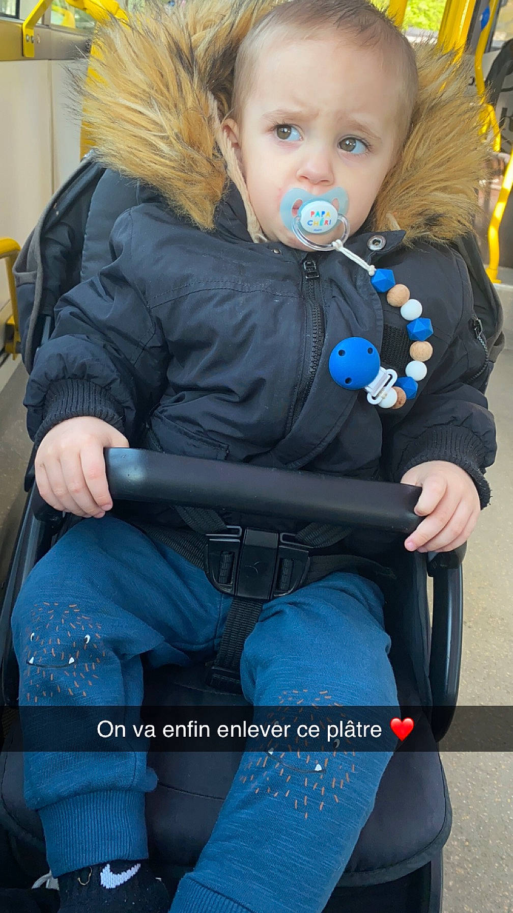 Thaïs participe au concours pour gagner de l'argent avec cette photo : baby_toddler_clothing, blond, blue, brown_hair, child, denim, electric_blue, event, eye, fashion_accessory, fur, gesture, glove, happy, iris, jewellery, necklace, person, sitting, thigh