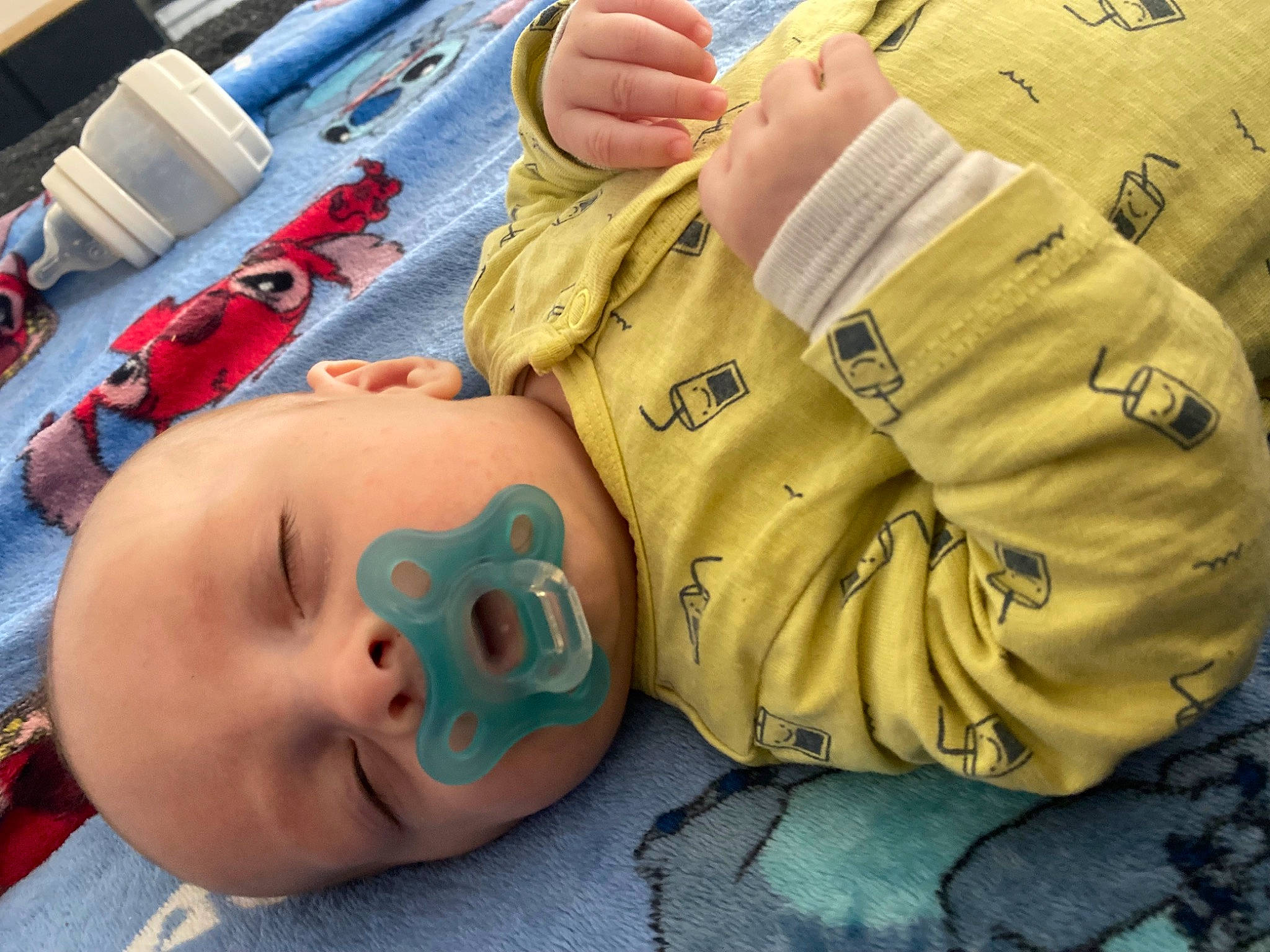 Thélïo a rejoint le concours — aidez-le/la à gagner de superbes lots ! baby, barefoot, child, comfort, finger, foot, fun, gesture, hand, joint, military_camouflage, mouth, nail, person, room, sitting, skin, thumb, toddler, toy