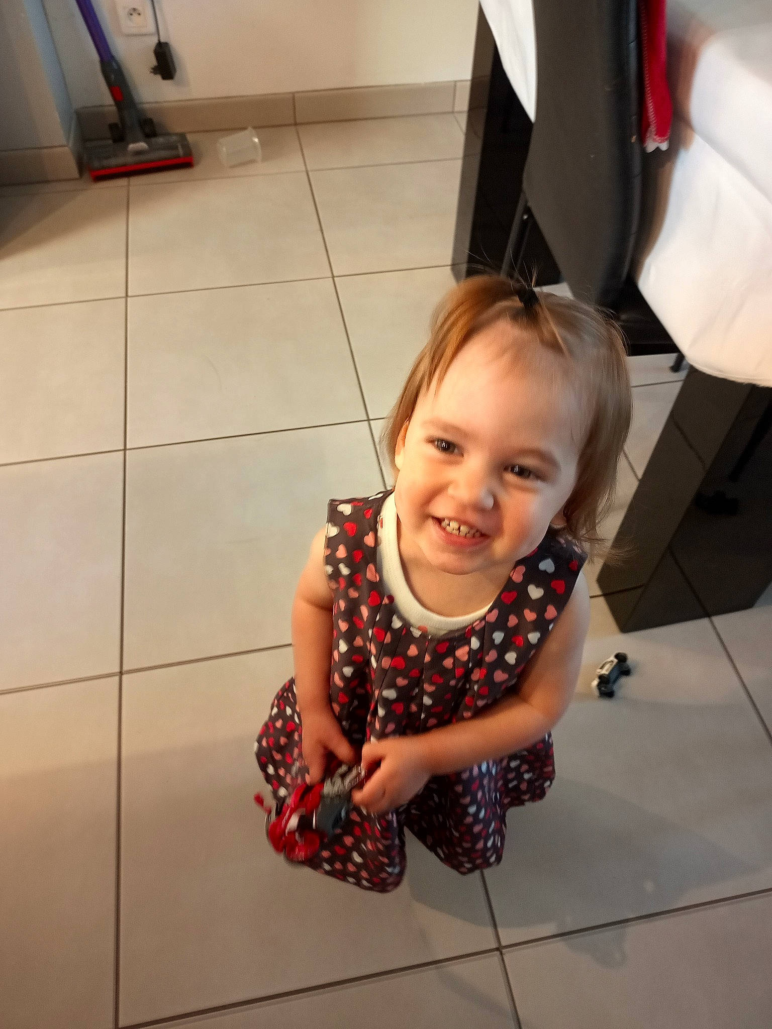 Cléofée participe au concours pour gagner de l'argent avec cette photo : baby, baby_toddler_clothing, beauty, child, floor, flooring, fun, happy, hardwood, human_leg, joint, joy, metal, pattern, person, road_surface, room, sitting, smile, toddler