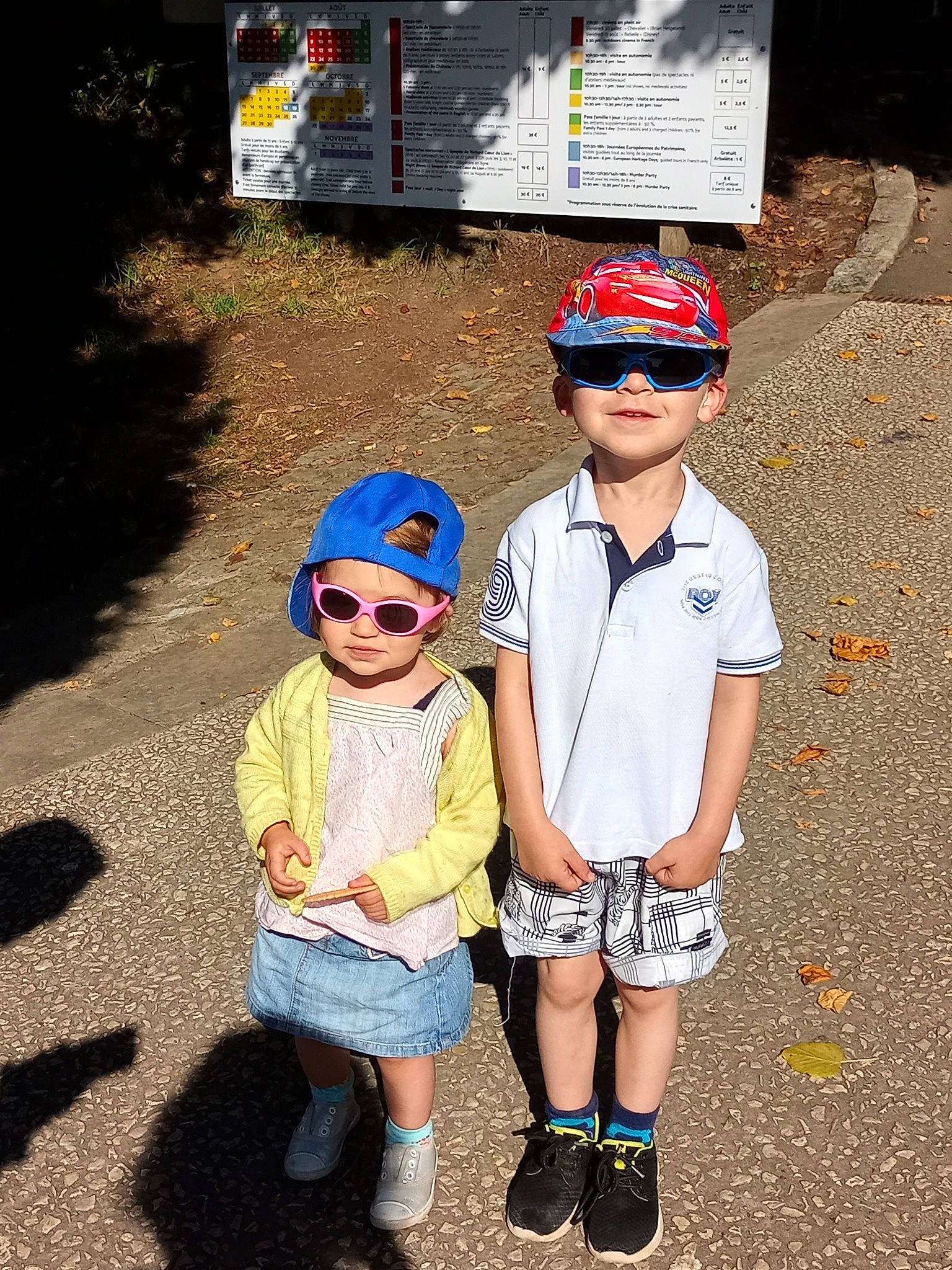 Cléofée a rejoint le concours — aidez-le/la à gagner de superbes lots ! asphalt, baseball_cap, cap, cool, eyewear, fun, goggles, happy, hat, headgear, headwear, leaf, leisure, person, recreation, shorts, sidewalk, sunglasses, t_shirt, toddler