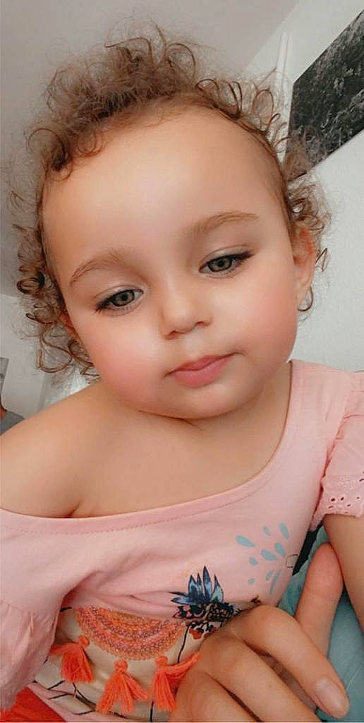 Tara participe au concours pour gagner de l'argent avec cette photo : baby, beauty, brown_hair, cheek, child, child_model, chin, eye, eyebrow, eyelash, face, forehead, hair, head, iris, lip, nose, person, skin, smile