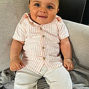 Marcus a rejoint le concours — aidez-le/la à gagner de superbes lots ! baby, blanket, child, clothing, comfortable, cozy, cute, face, furniture, happy, indoor, infant, pants, person, portrait, seat, shirt, sitting, smiling, young_child