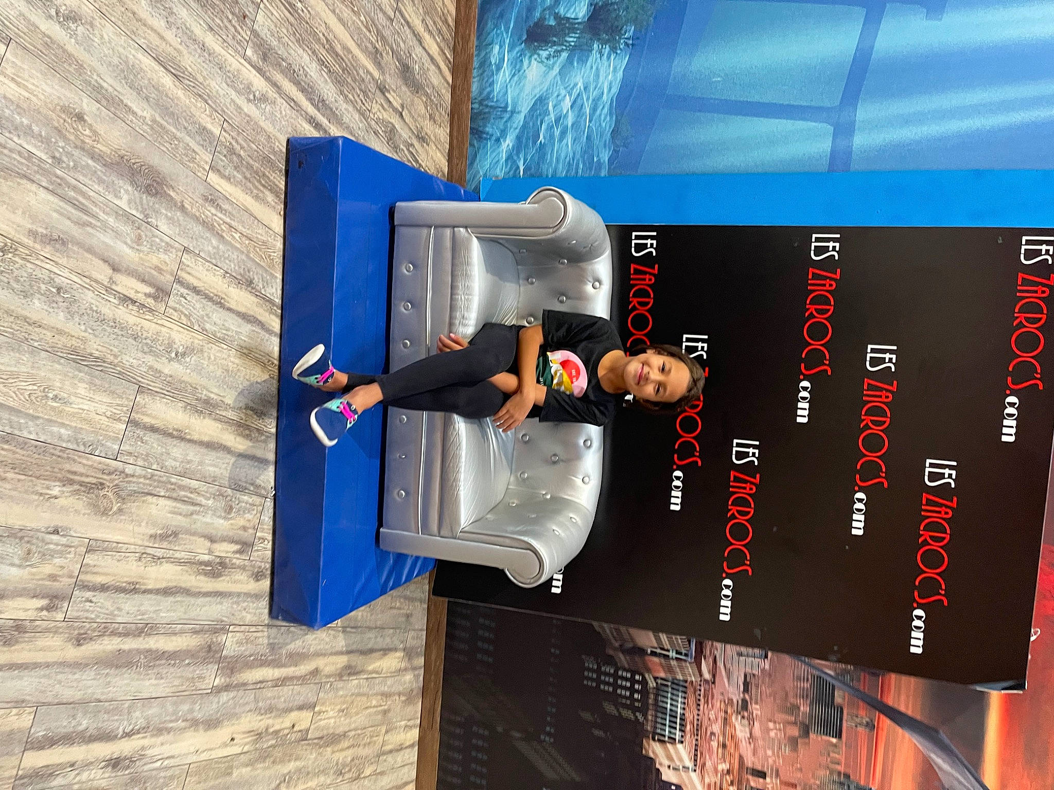 Donia a rejoint le concours — aidez-le/la à gagner de superbes lots ! advertising, billboard, brand, collar, composite_material, display_device, elbow, electric_blue, font, hardwood, joy, person, rectangle, signage, sleeve, t_shirt, wood, wrist