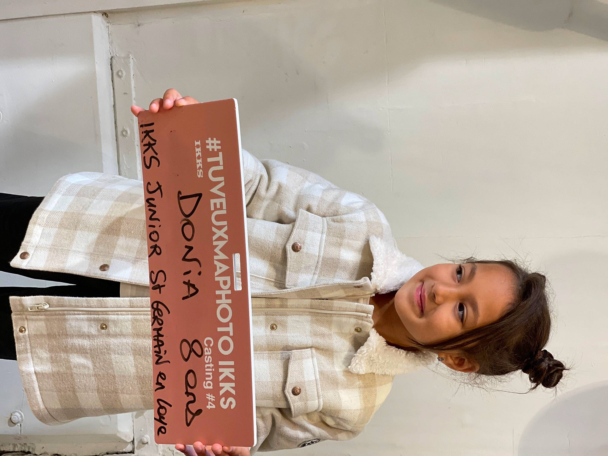 Donia participe au concours pour gagner de l'argent avec cette photo : advertising, brand, comfort, eyelash, fashion_design, font, happy, joy, paper_product, peach, person, portrait_photography, room, skin, sleeve, smile