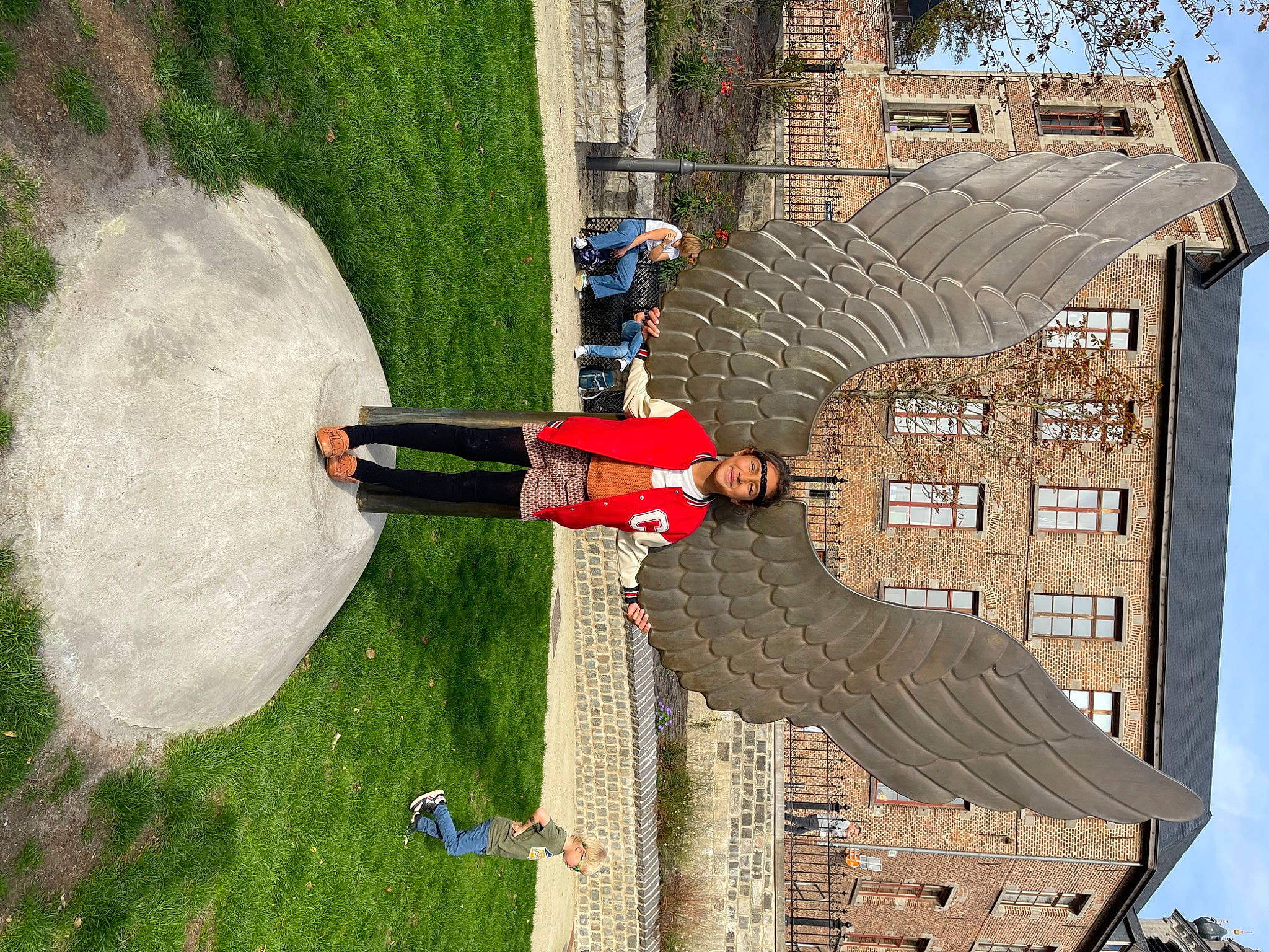 Donia a rejoint le concours — aidez-le/la à gagner de superbes lots ! adventure, aerial_photography, art, building, extreme_sport, facade, fun, grass, joy, landscape, leisure, person, plant, recreation, sculpture, sky, travel, tree, wood, woody_plant